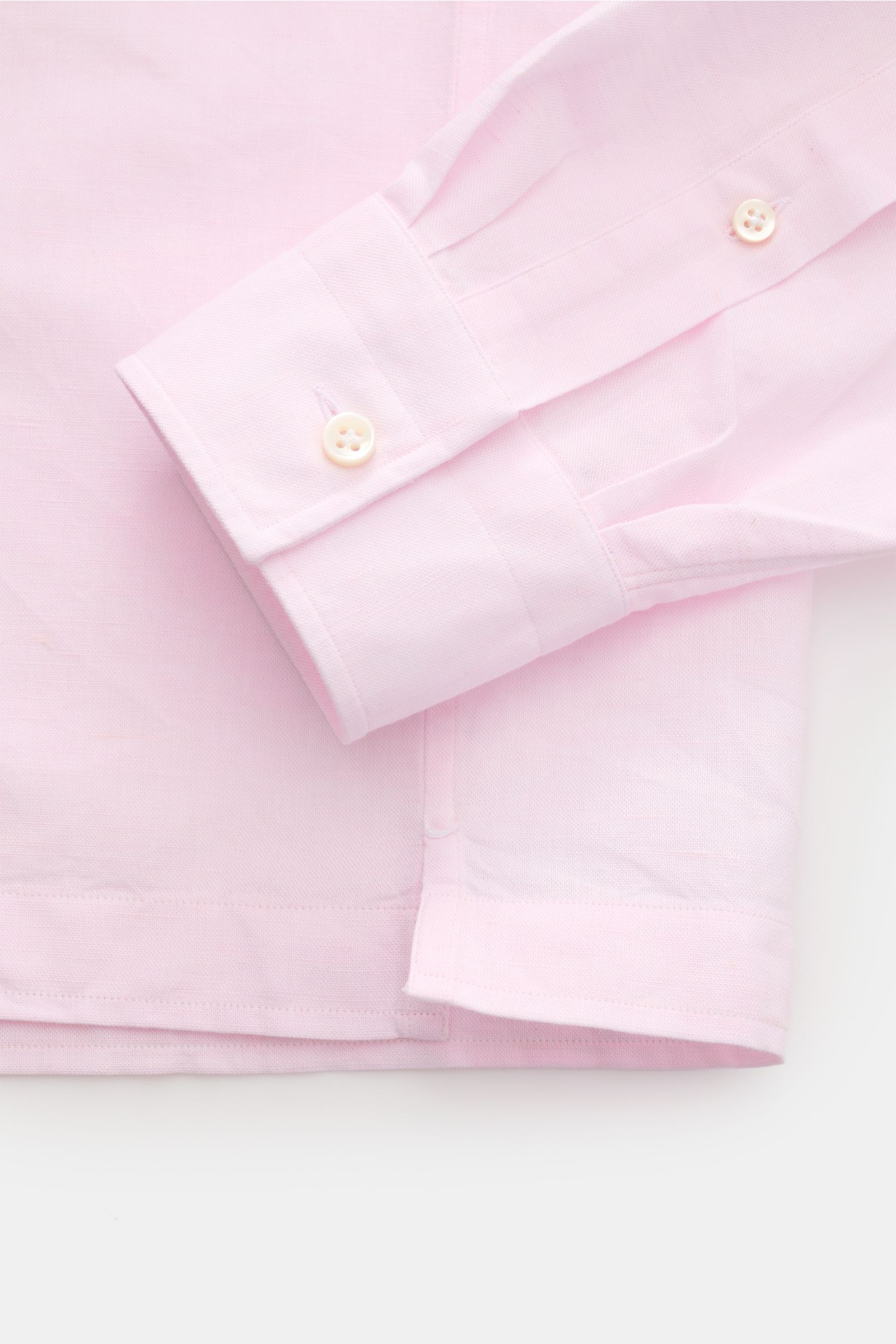 Giampaolo Casual Hemd Haifisch-Kragen rosé aus Baumwoll-Leinen-Mix, Slim Fit, Sportmanschette, Knopfleiste, gerader Saum, Nahaufnahme von Ärmel und Saum.