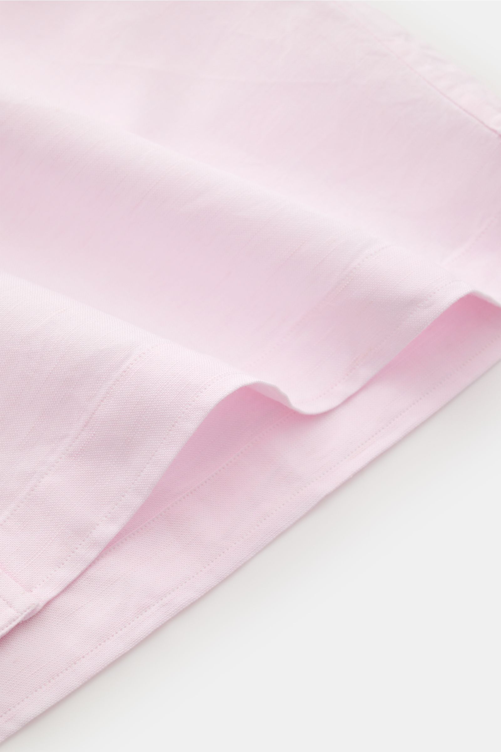 Giampaolo Casual Hemd Haifisch-Kragen rosé aus Baumwoll-Leinen-Mix, Slim Fit, Sportmanschette, gerader Saum, Nahaufnahme von Saum und Knopfleiste.