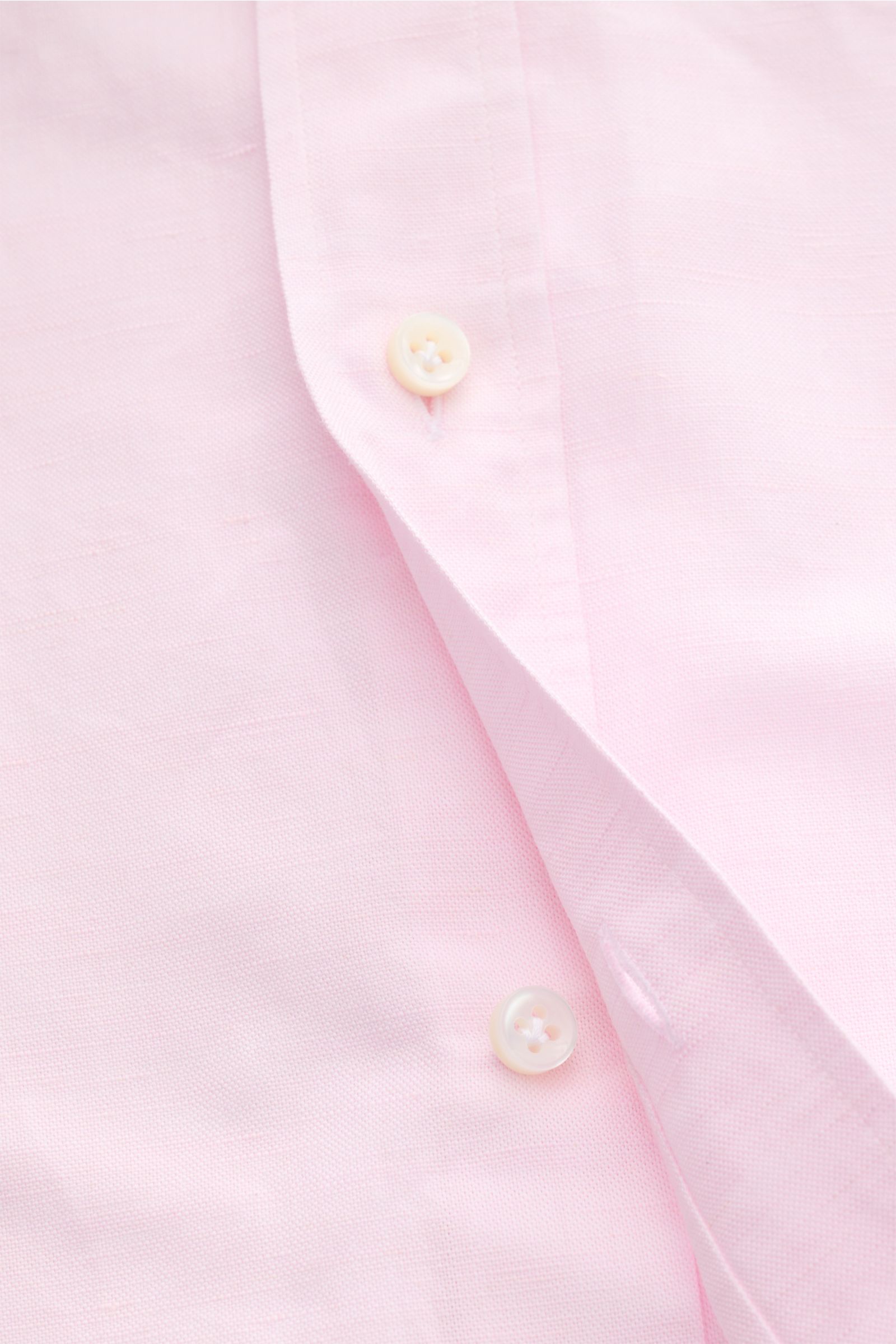 Nahaufnahme des Giampaolo Casual Hemd Haifisch-Kragen rosé aus Baumwoll-Leinen-Mix, Slim Fit, mit aufgesetzter Knopfleiste, klassischer Sportmanschette, geradem Saumverlauf, fotografiert von schräg oben.