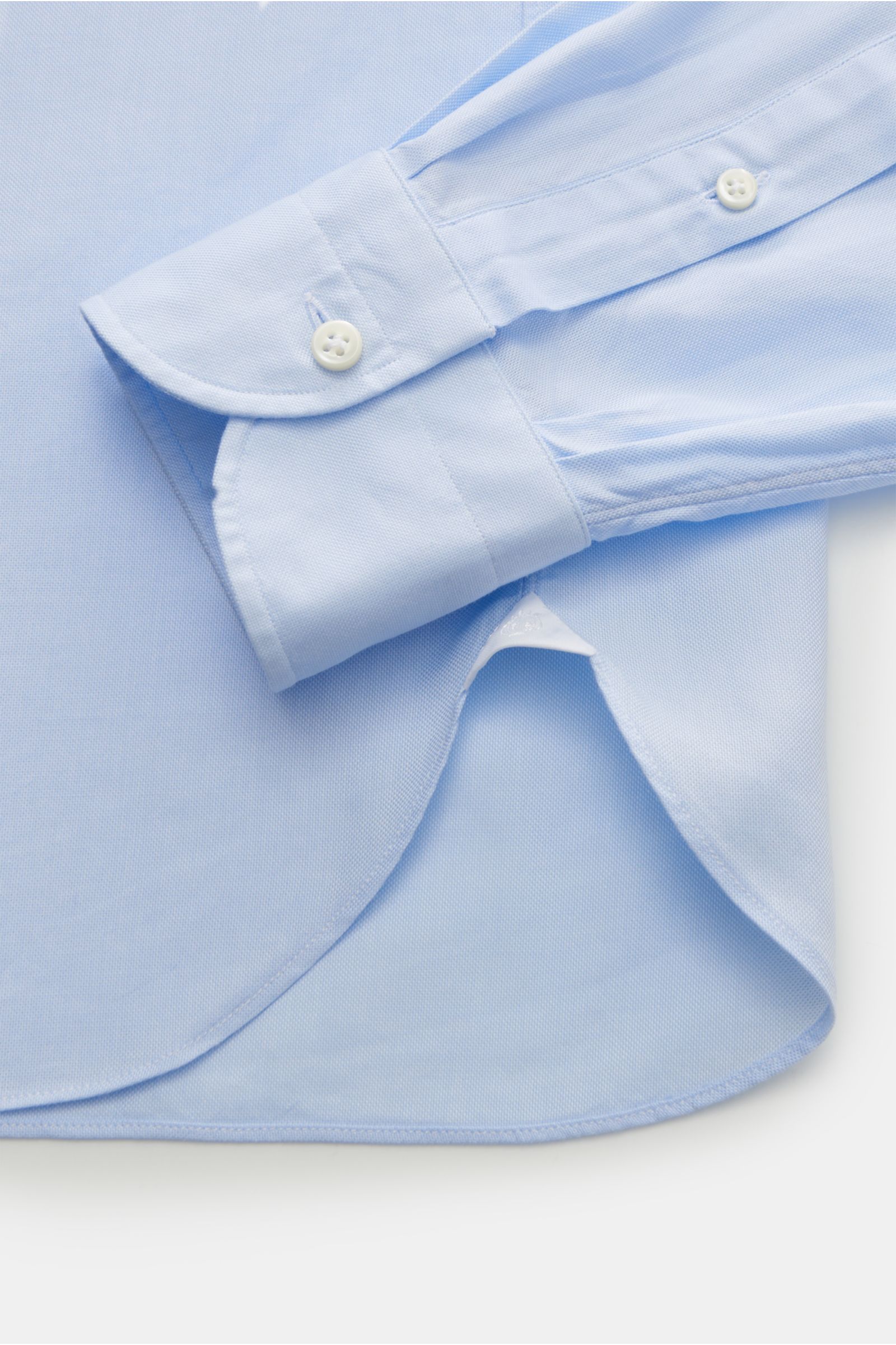 Giampaolo Oxford-Hemd Haifisch-Kragen hellblau in Nahaufnahme von unten, zeigt Slim Fit, Baumwolle, klassische Manschette und gerundeten Saum.