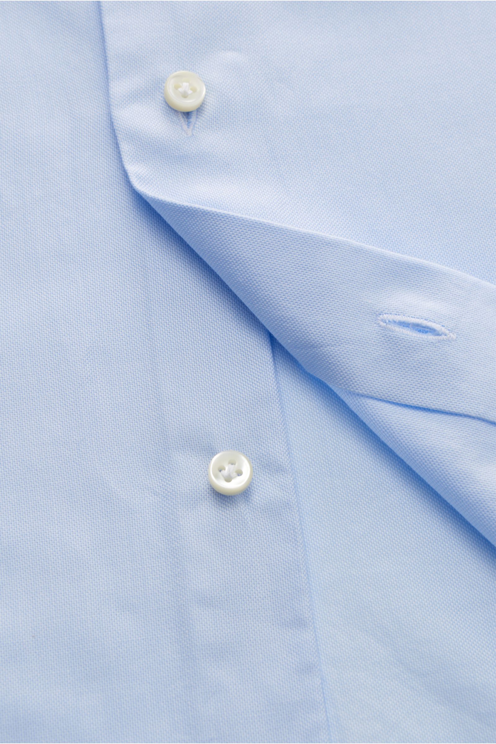 Nahaufnahme des hellblauen Giampaolo Oxford-Hemd Haifisch-Kragen mit französischer Knopfleiste, weichem Oxford-Stoff und Slim Fit, seitlich fotografiert.