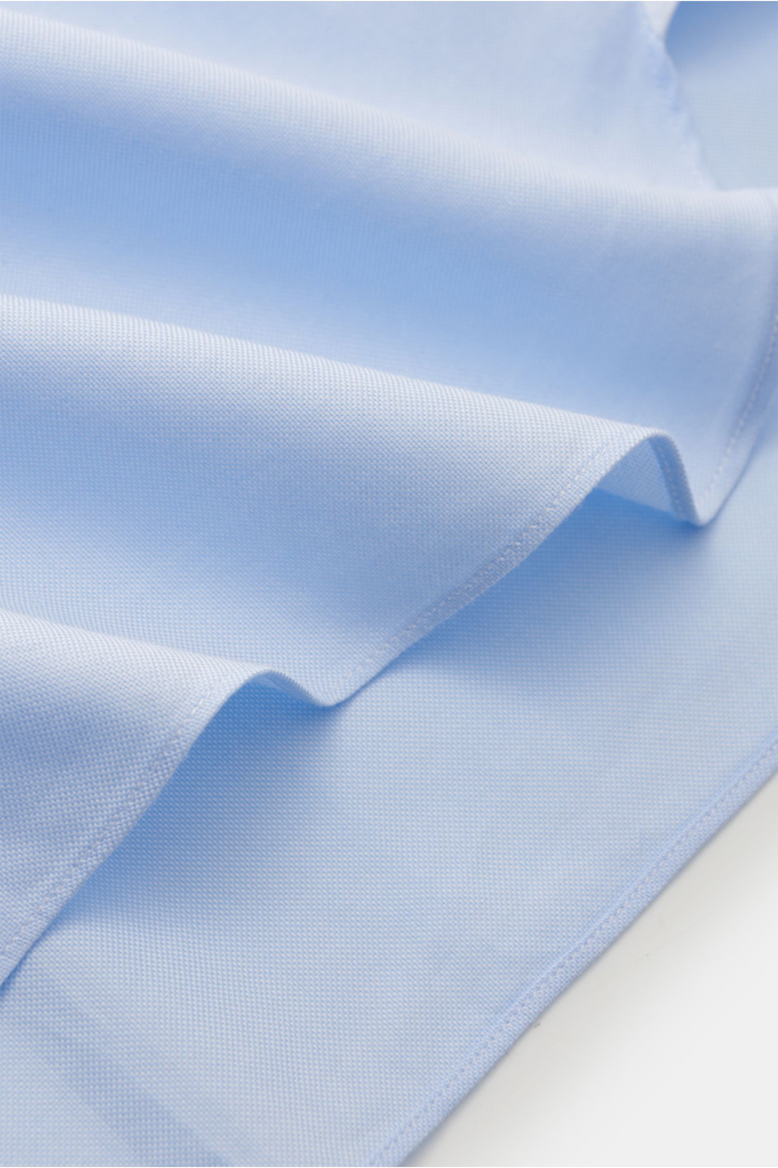 Giampaolo Oxford-Hemd Haifisch-Kragen hellblau, Nahaufnahme Stoffdetail, reine Baumwolle, weicher Griff, Slim Fit, französische Knopfleiste, Sportmanschette.