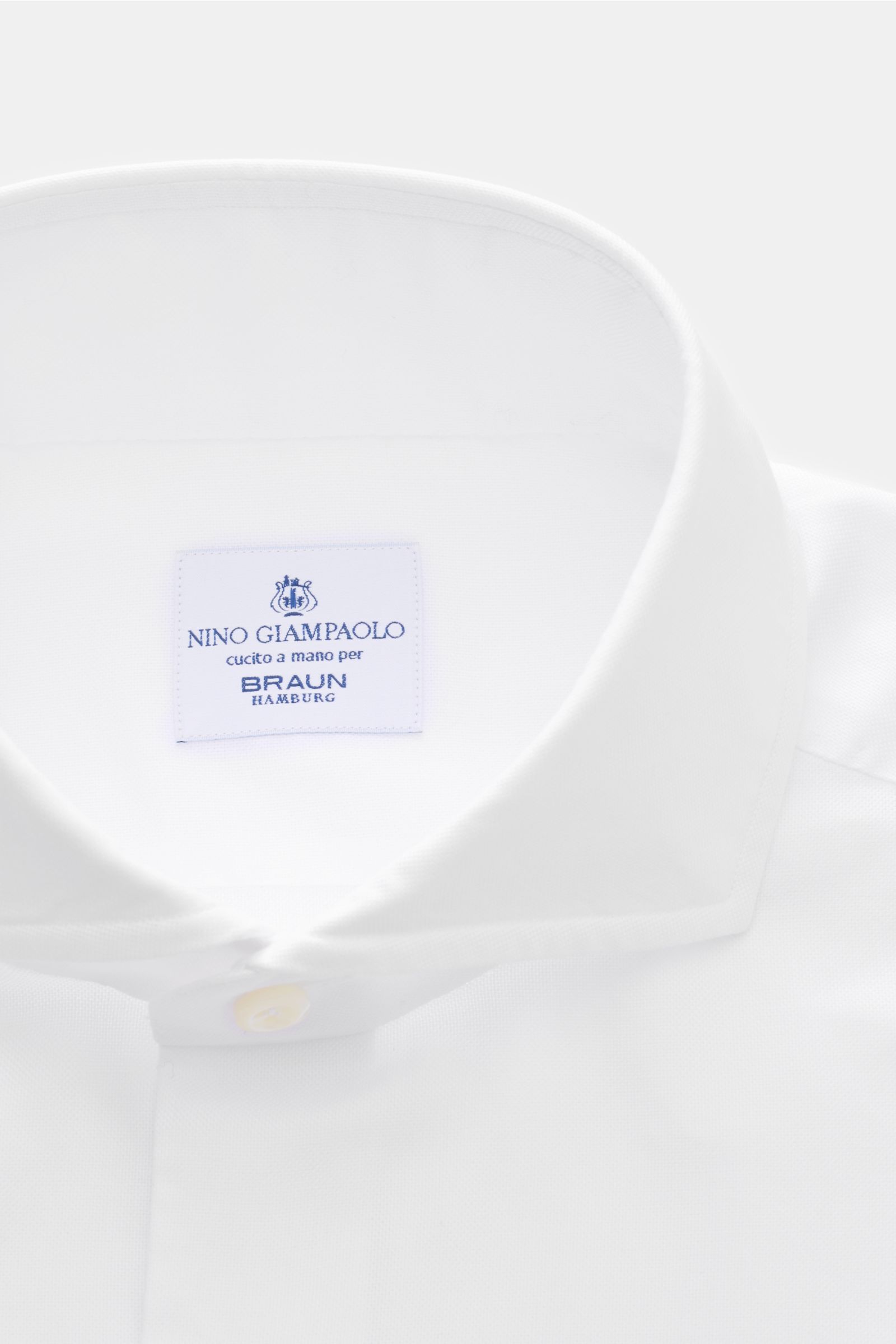 Giampaolo Oxford-Hemd Haifisch-Kragen weiß, Slim Fit aus reiner Baumwolle, weich, mit französischer Knopfleiste, Sportmanschette, Taillenabnähern, gerundet, von oben fotografiert.