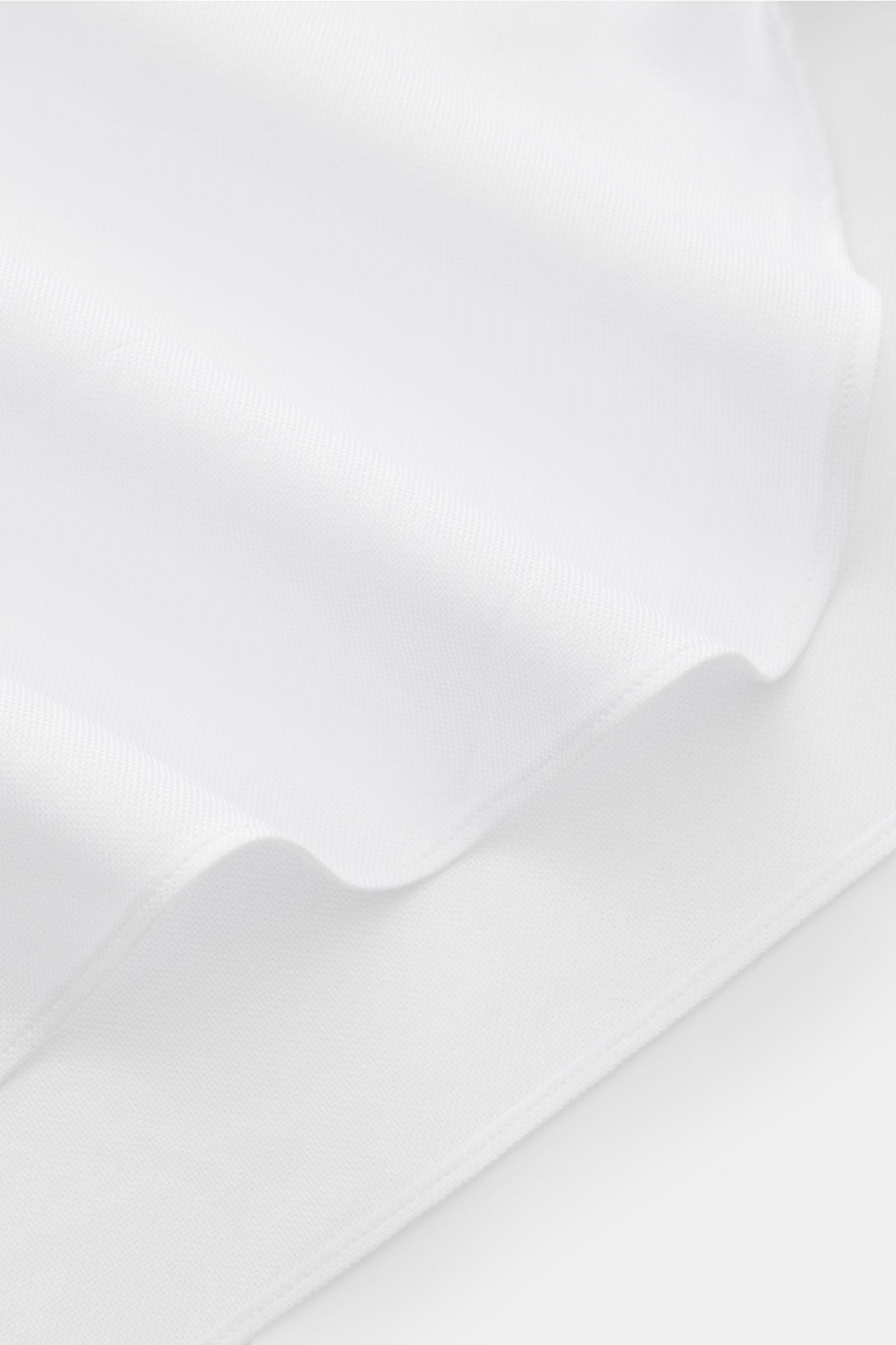 Giampaolo Oxford-Hemd Haifisch-Kragen weiß in Nahaufnahme, fein gewebter Baumwollstoff mit weichem, strukturiertem Griff.