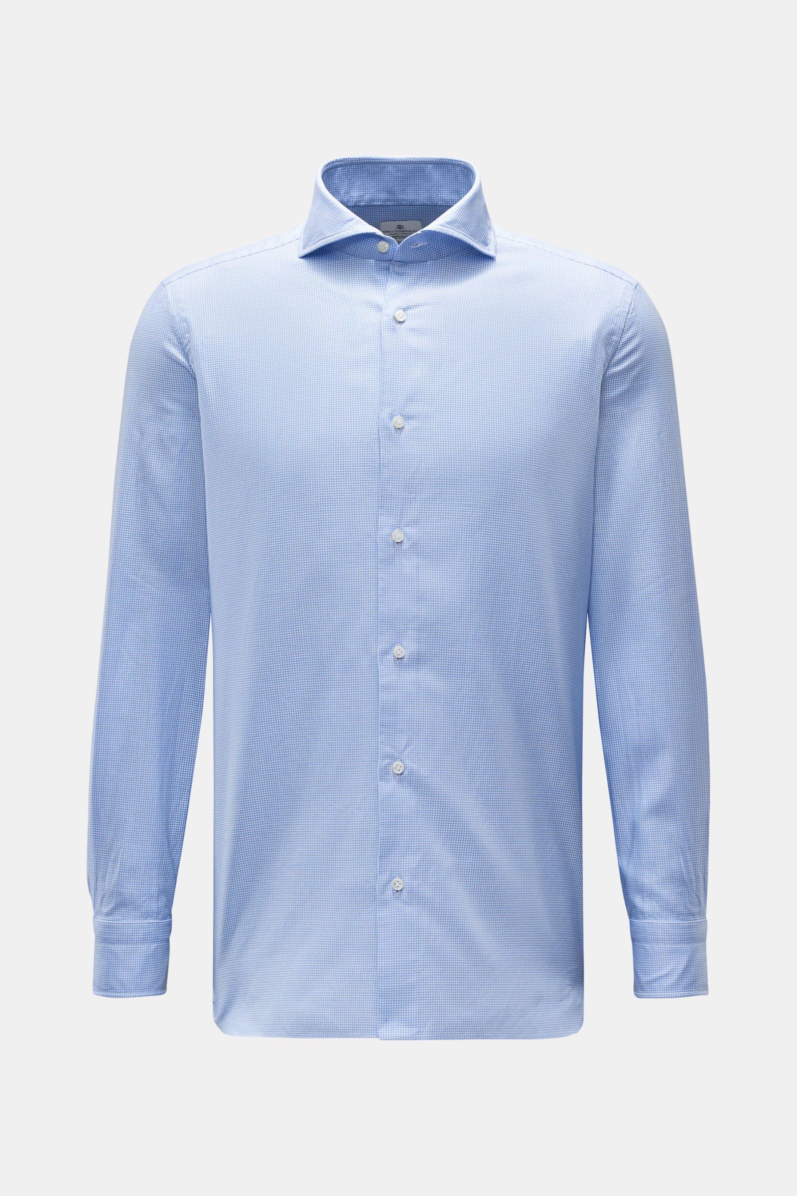 Front view of Giampaolo Casual Hemd Haifisch-Kragen hellblau/weiß kariert, a slim fit blue and white micro houndstooth cotton shirt with shark collar, French placket, classic sport cuffs, back waist darts, and rounded hem.

Description: Klassiker vom i