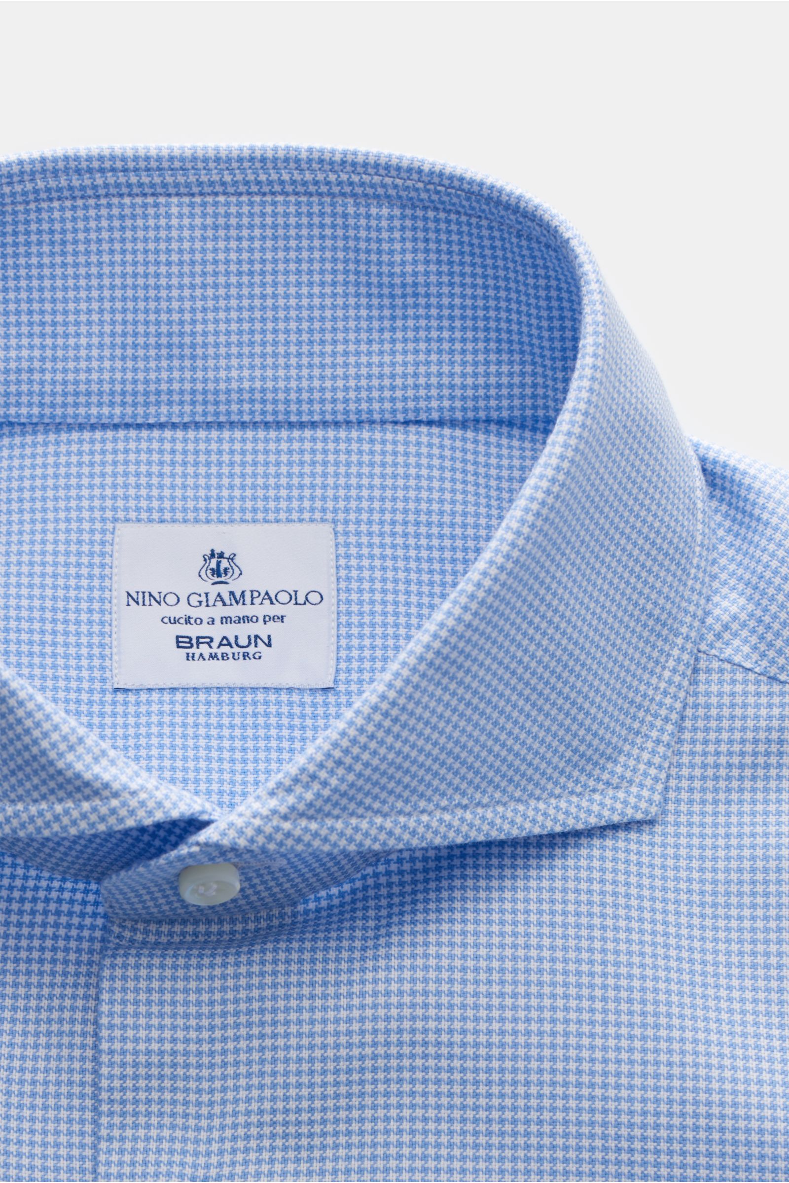 Close-up front view of Giampaolo Casual Hemd Haifisch-Kragen hellblau/weiß kariert with micro houndstooth pattern, slim fit, shark collar, and fine cotton fabric. 

Klassiker vom italienischen Hemdenexperten GIAMPAOLO: Dieses Hemd mit exklusivem micro 