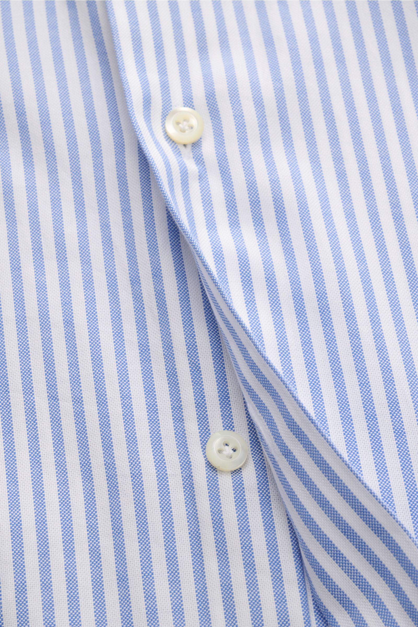 Giampaolo Oxford-Hemd Haifisch-Kragen blau/weiß gestreift, Slim Fit, reine Baumwolle, Haifisch-Kragen, französische Knopfleiste, aus Nahaufnahme von vorne.