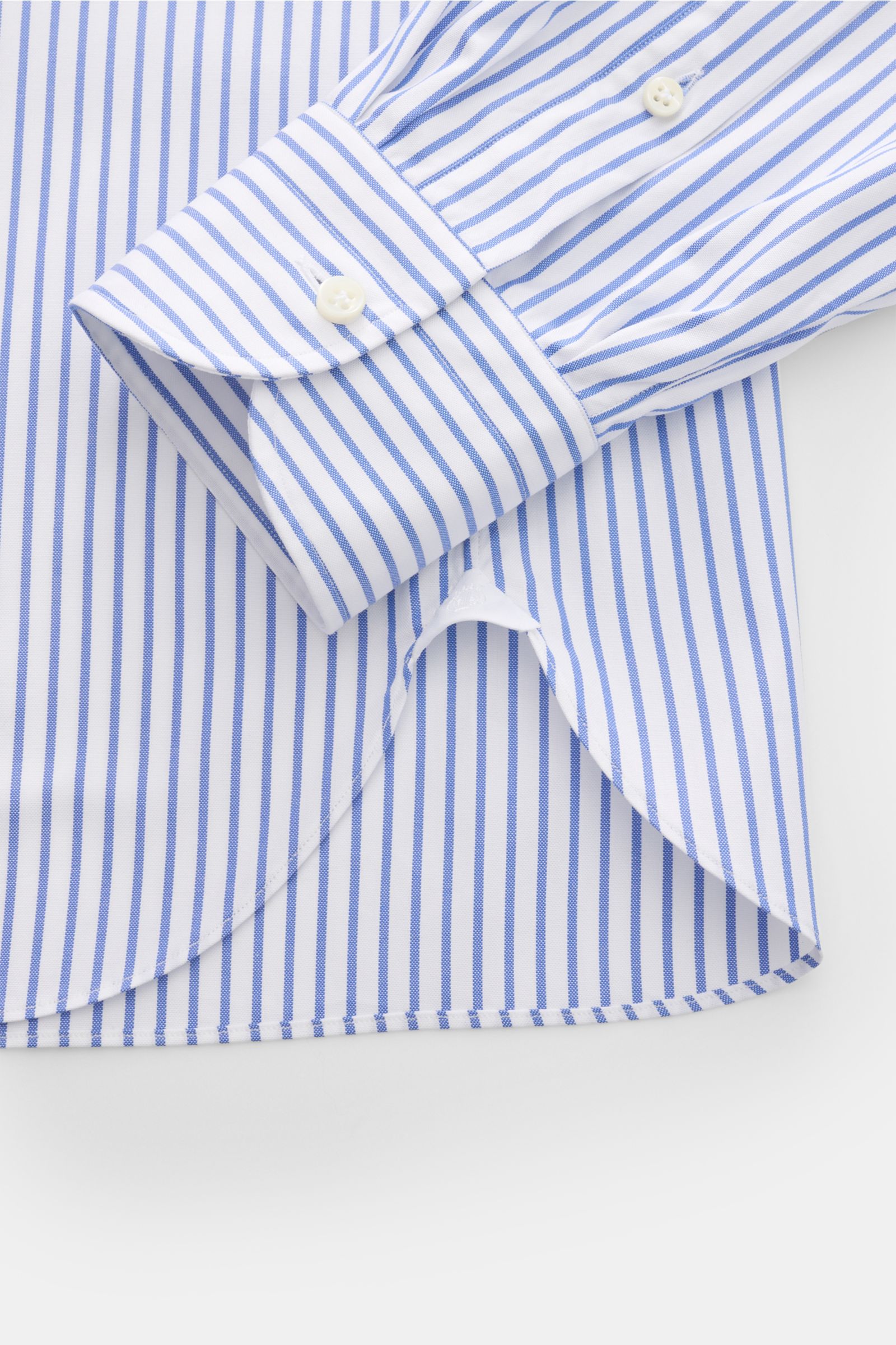 Giampaolo Oxford-Hemd Haifisch-Kragen weiß/dunkelblau gestreift, Detailaufnahme von Manschette, Taillenabnäher, Slim Fit, Oxford-Baumwolle.