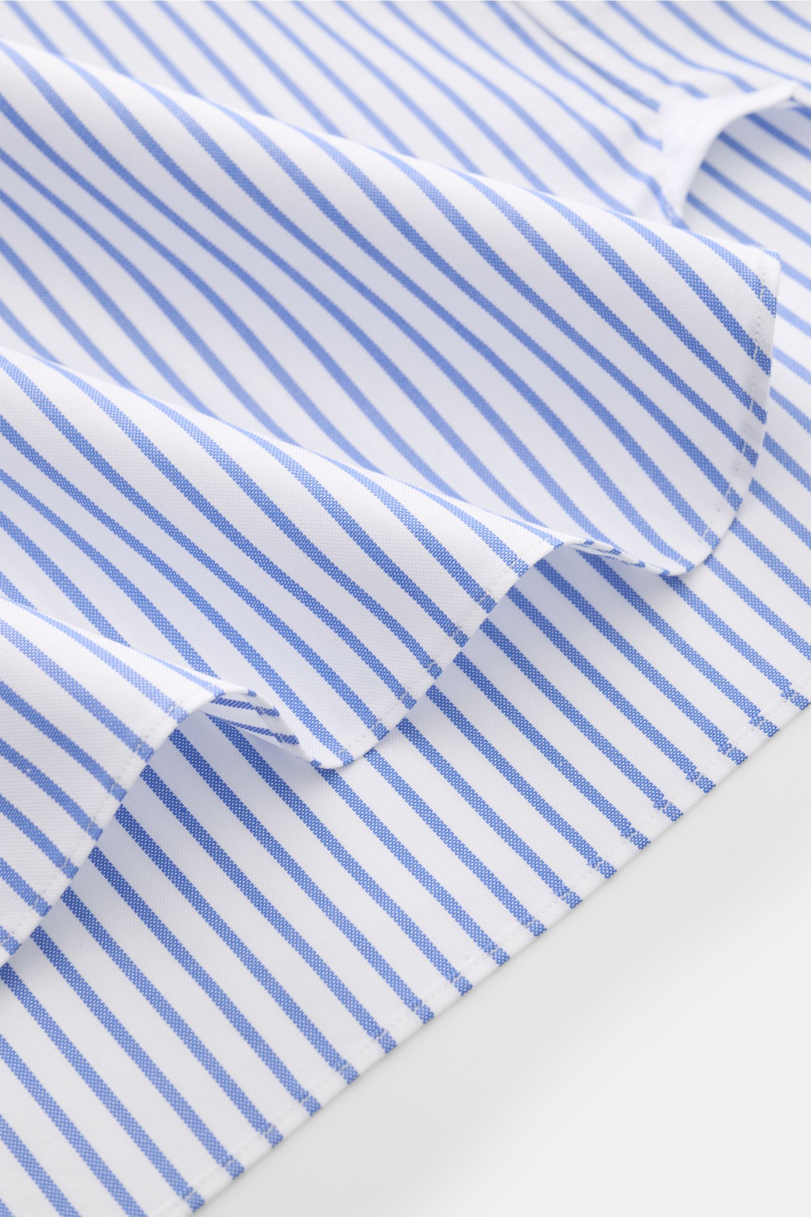 Nahaufnahme des Giampaolo Oxford-Hemd Haifisch-Kragen weiß/dunkelblau gestreift, fein gewebt in Oxford, mit weichem Griff, Haifisch-Kragen, Slim Fit, französischer Knopfleiste, Sportmanschette und gerundetem Saum, aus reiner Baumwolle, aus schräger Perspe