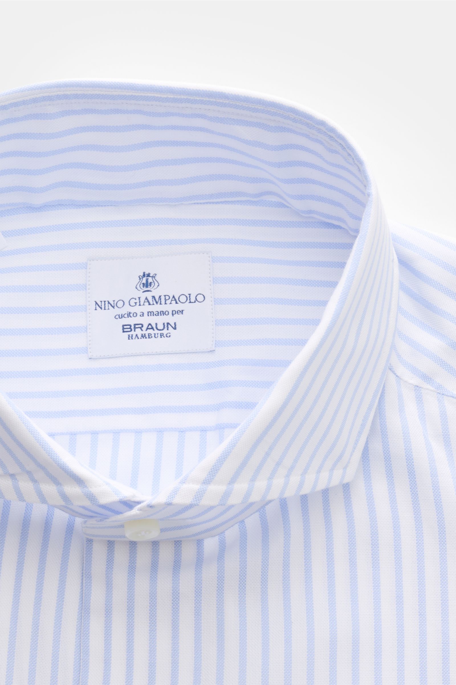 Nahaufnahme des Giampaolo Oxford-Hemd Haifisch-Kragen weiß/hellblau gestreift, feingewebt, Slim Fit mit französischer Knopfleiste.