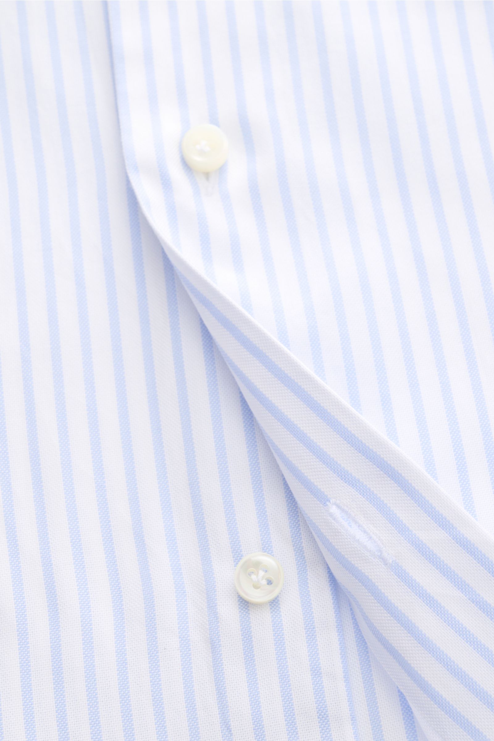 Nahaufnahme des Giampaolo Oxford-Hemds Haifisch-Kragen weiß/hellblau gestreift von vorne, Slim Fit, reine Baumwolle, französische Knopfleiste.