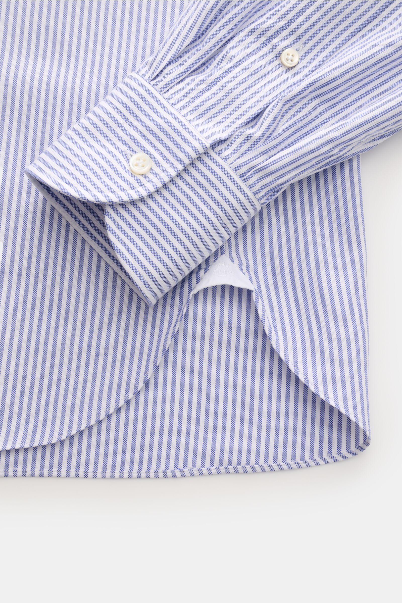 Giampaolo Oxford-Hemd Haifisch-Kragen dunkelblau/weiß gestreift, Detailaufnahme der klassischen Sportmanschette und des gerundeten Saums aus reiner Baumwolle.