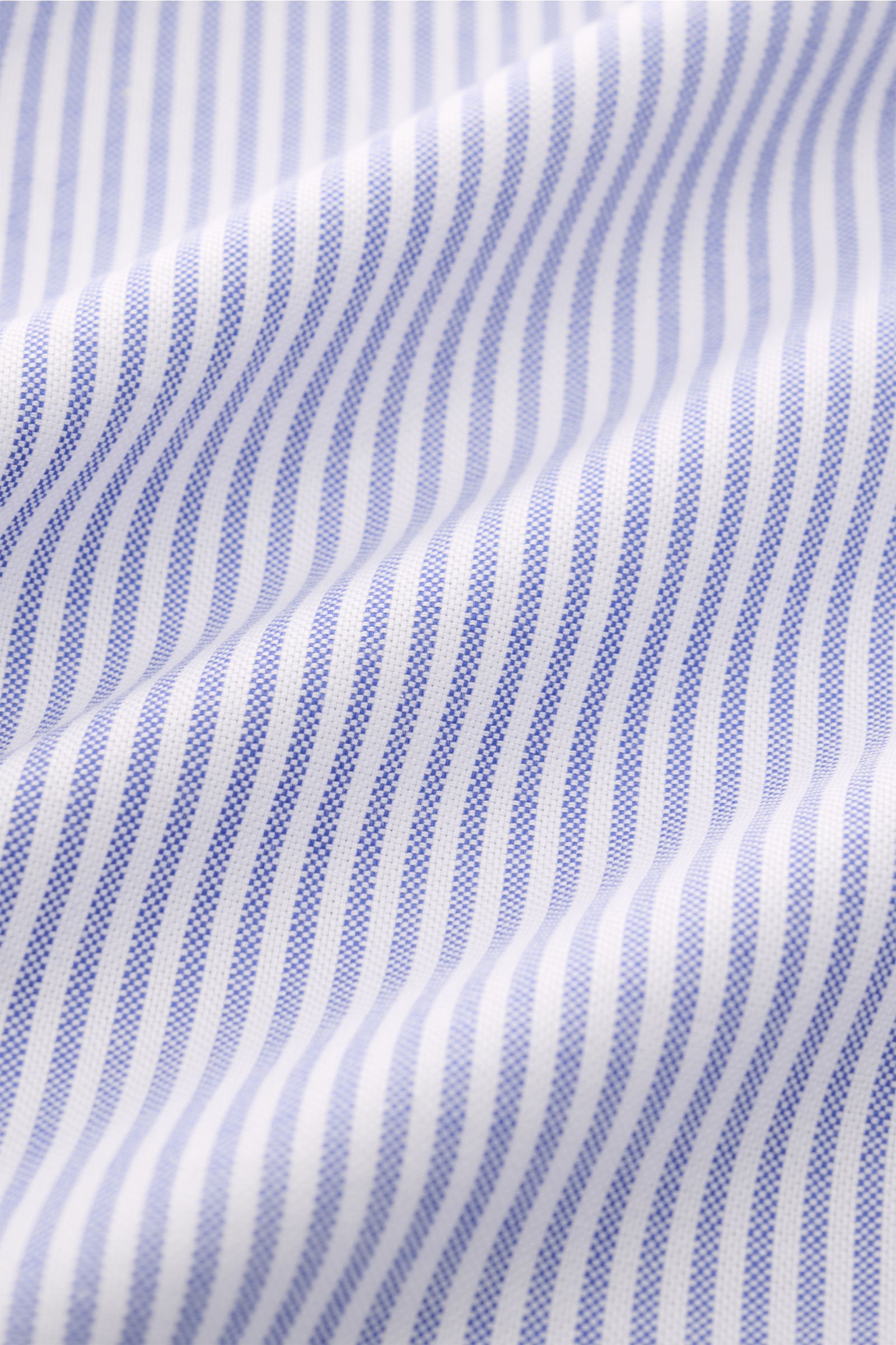 Giampaolo Oxford-Hemd Haifisch-Kragen dunkelblau/weiß gestreift, Detailaufnahme Stoffstruktur Oxford Baumwolle, weicher Griff, Slim Fit, Saum.