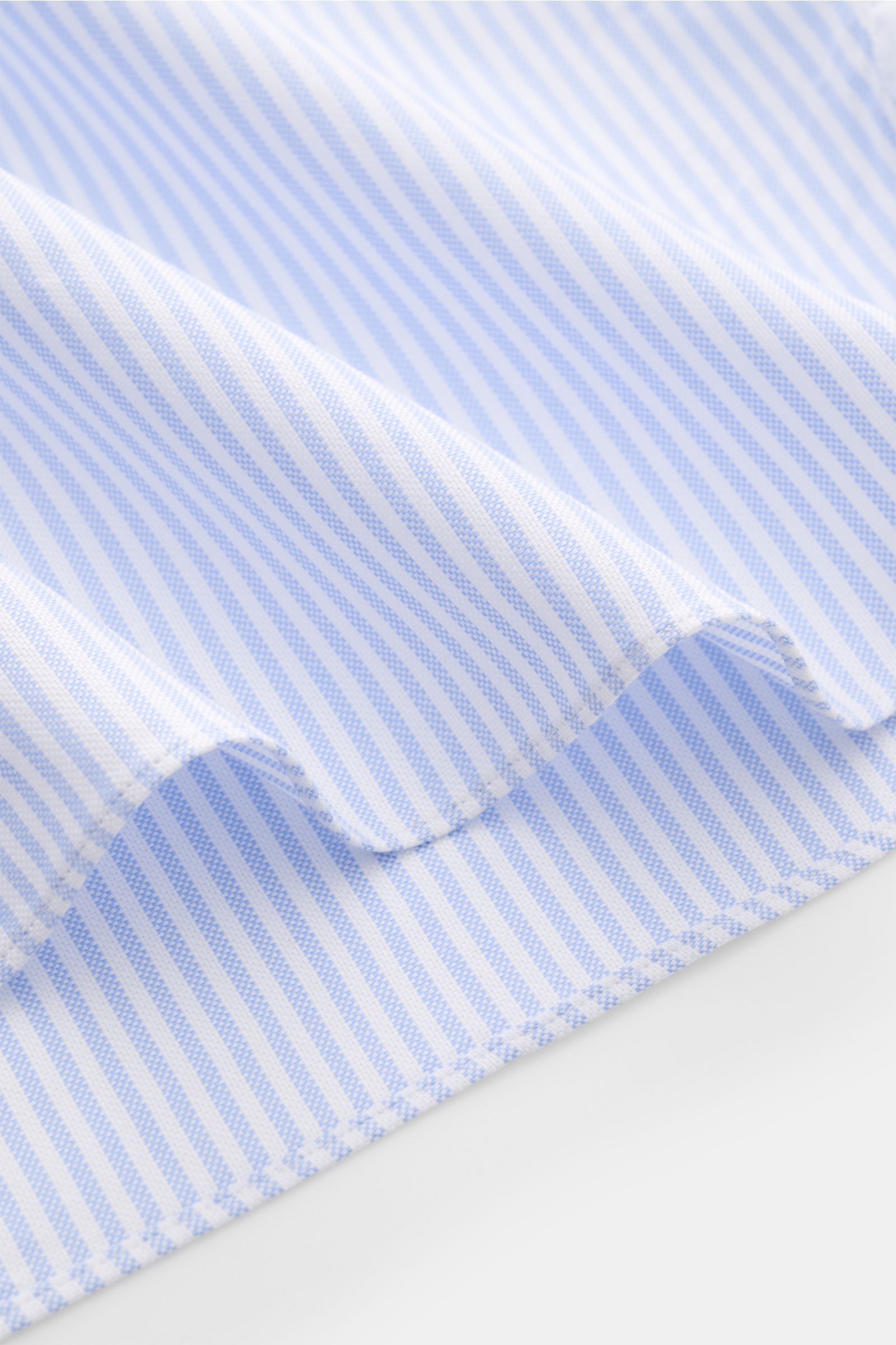 Nahaufnahme des Giampaolo Oxford-Hemds Haifisch-Kragen weiß/hellblau gestreift mit feinem Oxford-Gewebe, weichem Griff und Slim Fit.