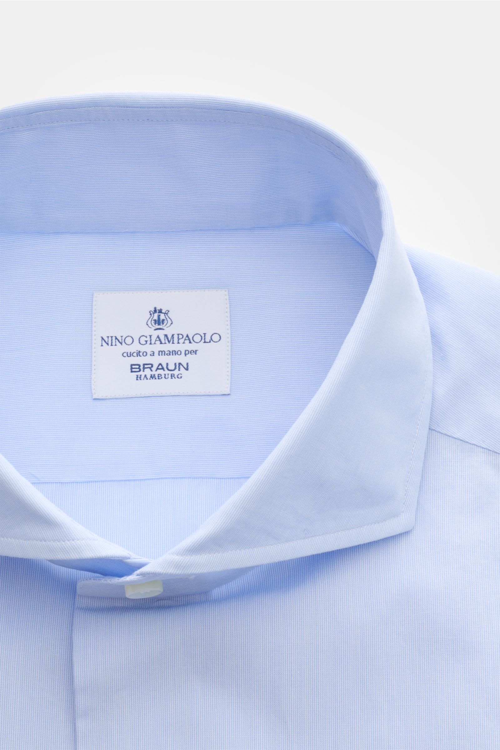 Giampaolo Casual Hemd Haifisch-Kragen hellblau in Slim Fit, feiner Pinpoint-Baumwolle, glatter Griff, Haifisch-Kragen, französische Knopfleiste, sportliche Manschetten, Rückwärtige Taillenabnäher, gerundeter Saum, Detailfoto vom Kragen und Label.