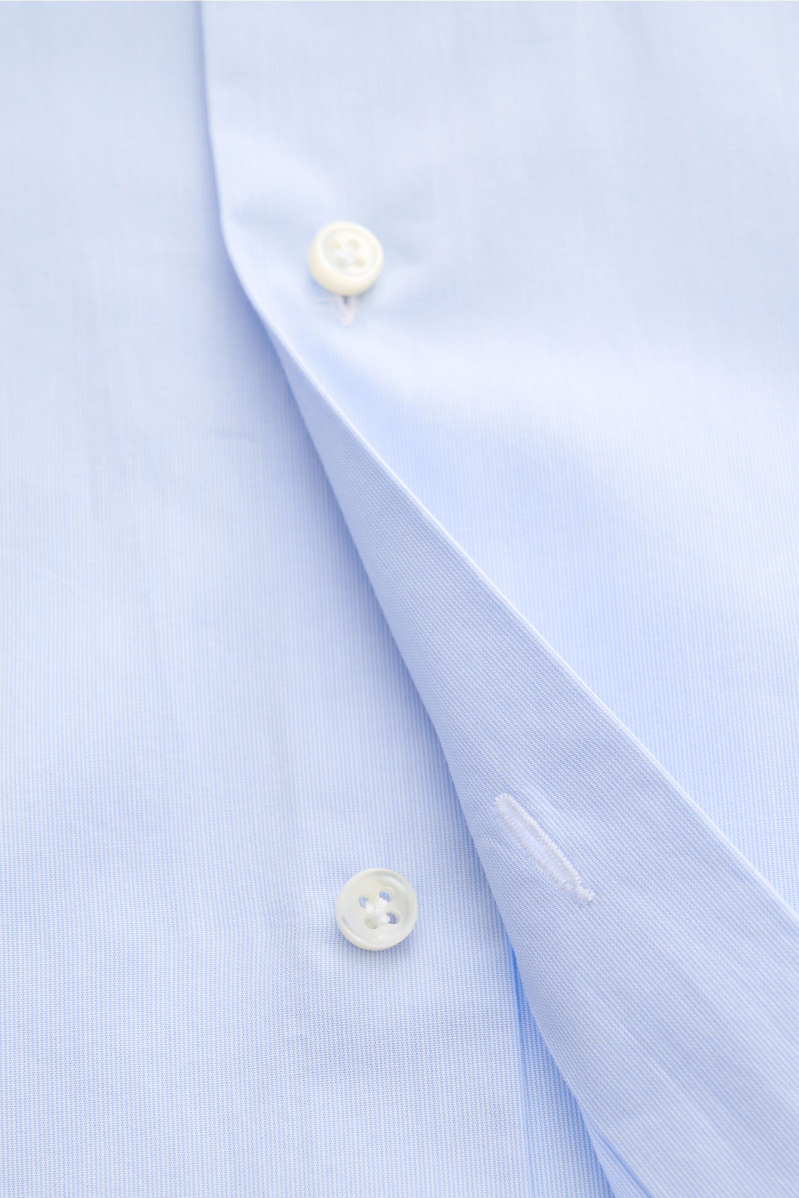 Nahaufnahme des Giampaolo Casual Hemd Haifisch-Kragen hellblau von schräg oben, Slim Fit, Pinpoint Baumwolle, glatter Griff, klassische Manschette.