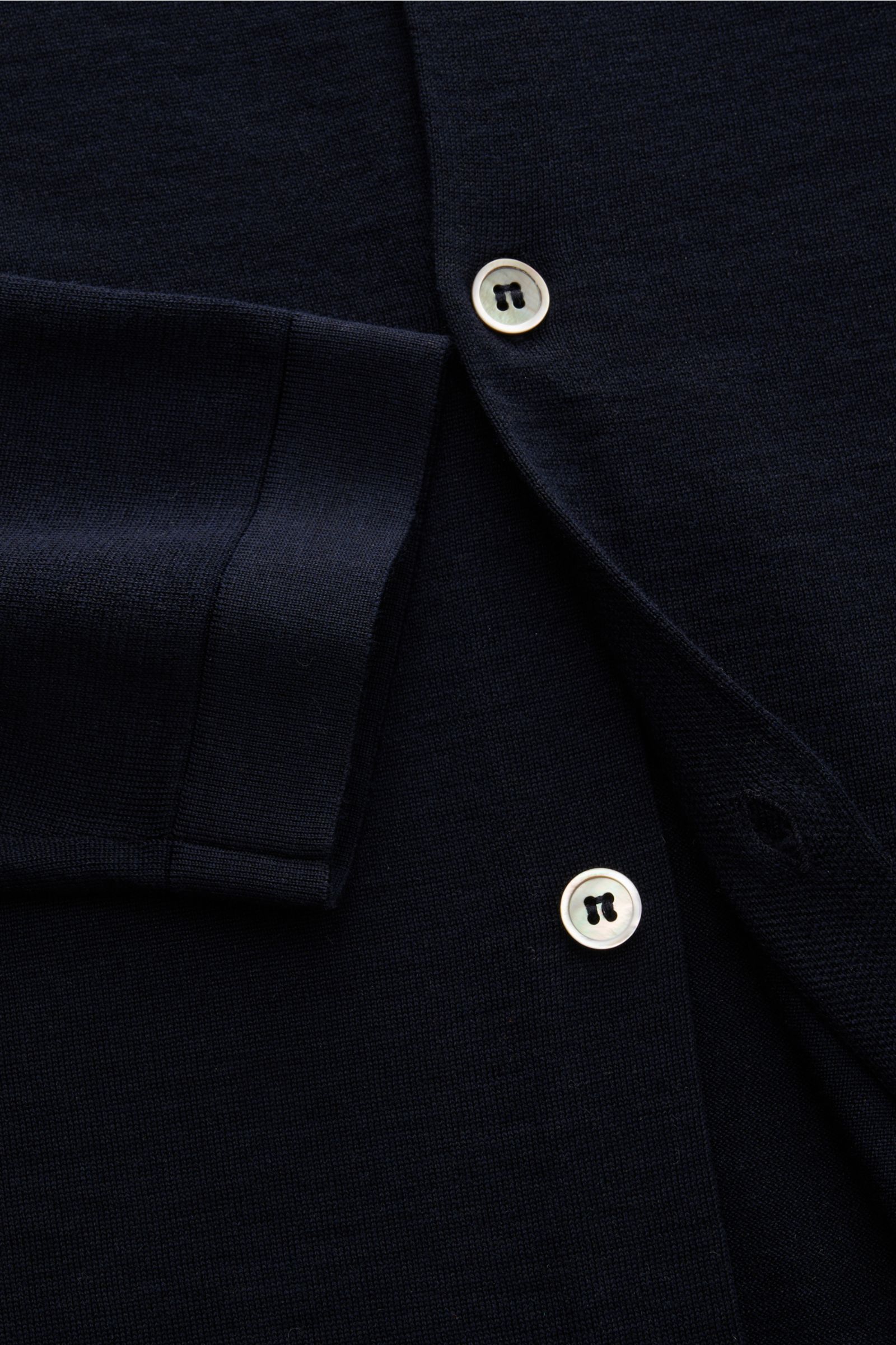 Close-up front view of the Della Ciana Strickhemd Kent-Kragen navy showing fine knit texture, mother-of-pearl buttons, and flat cuff. Lässige Alternative zum Businesshemd: Mit diesem gestrickten Hemd von DELLA CIANA aus edler Seide und Baumwolle bringe