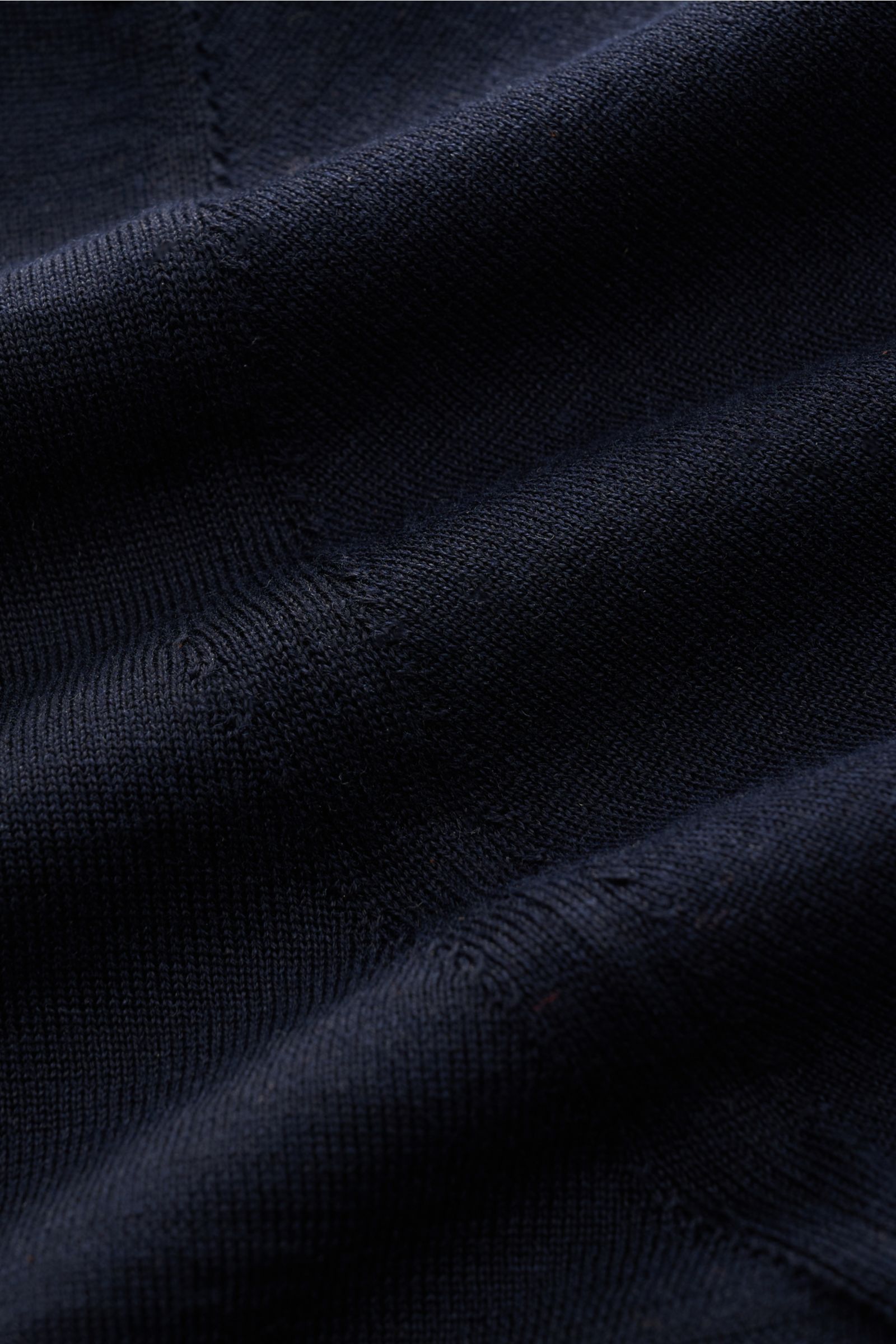 Close-up view of navy knitted fabric texture of Della Ciana Strickhemd Kent-Kragen navy, made of silk and cotton with fine knit.

Lässige Alternative zum Businesshemd: Mit diesem gestrickten Hemd von DELLA CIANA aus edler Seide und Baumwolle bringen Si