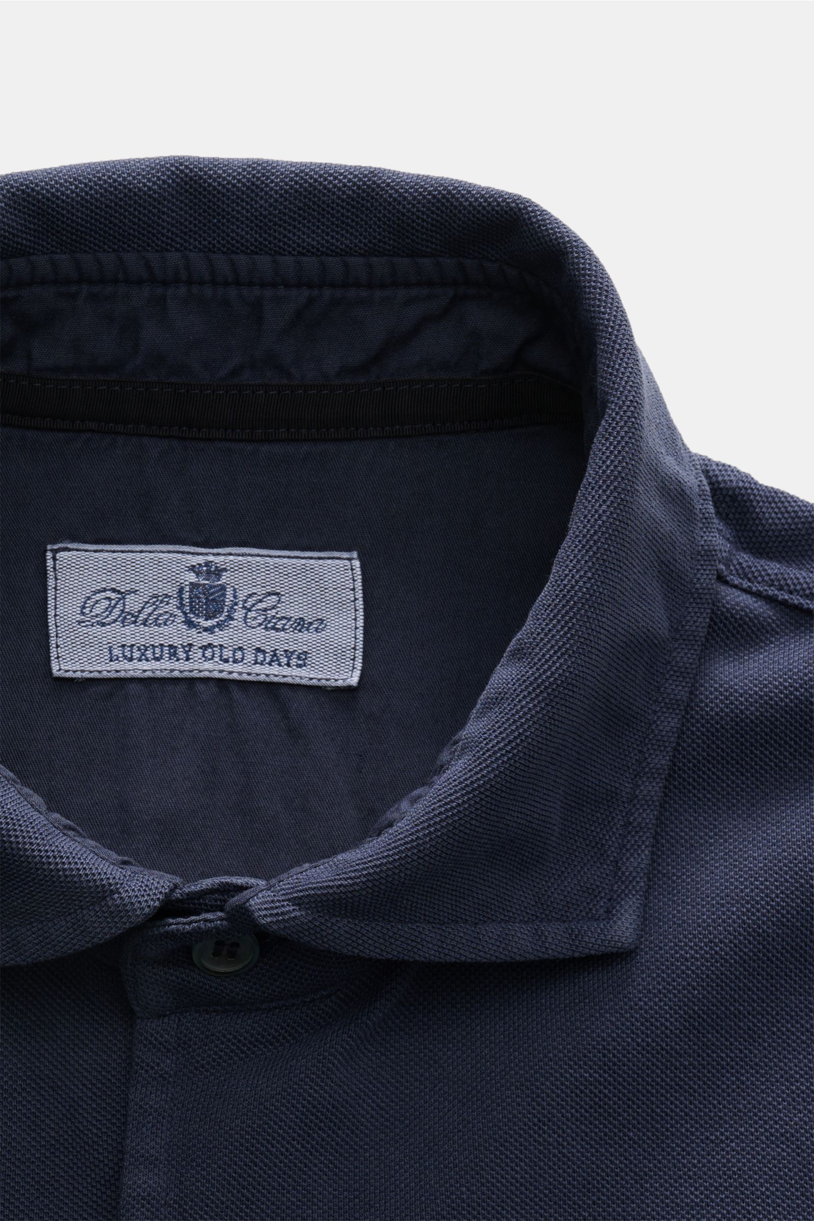 Nahaufnahme des dunkelblauen Della Ciana Piqué-Hemd Haifisch-Kragen mit Etikett, Baumwoll-Piqué, Regular Fit, vintage Look, frontal fotografiert.