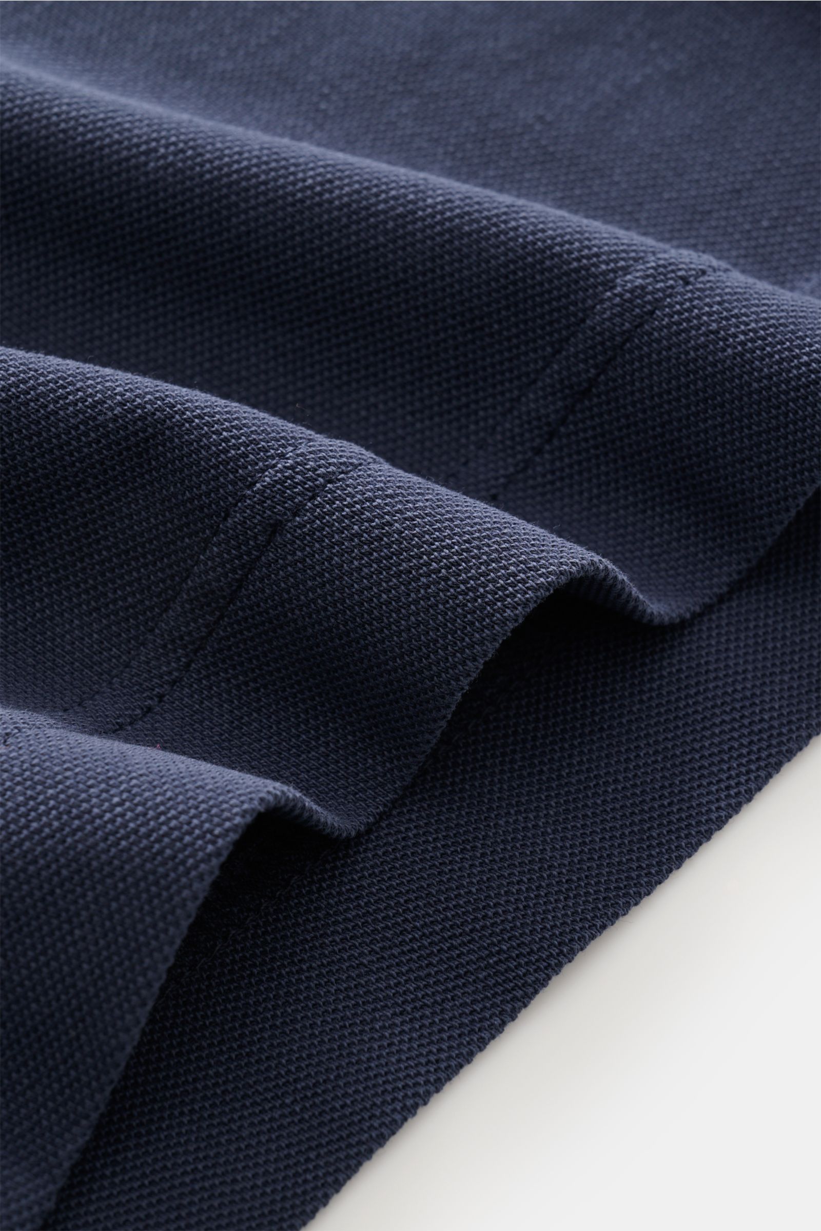 Nahaufnahme des dunkelblauen Della Ciana Piqué-Hemd Haifisch-Kragen, handgefertigt, Baumwoll-Piqué, leichte Struktur, Detailansicht Stoffstruktur.