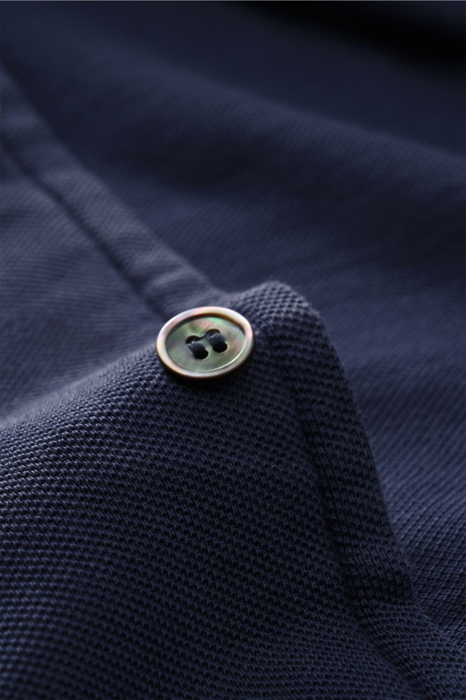 Nahaufnahme des dunkelblauen Della Ciana Piqué-Hemd Haifisch-Kragen mit Knopf, strukturierter Baumwolle, vintage Look, von schräg oben.