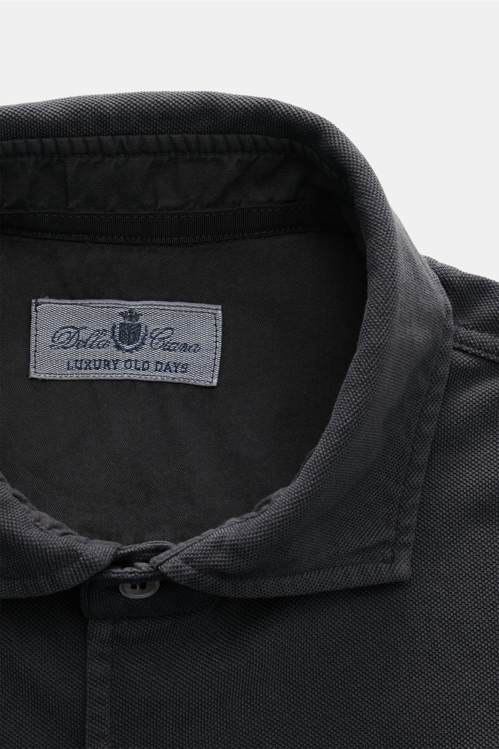 Della Ciana Piqué-Hemd Haifisch-Kragen dunkelgrau, Nahaufnahme Kragen innen, Baumwoll-Piqué, garment dyed, Regular Fit, Vintage-Charakter.