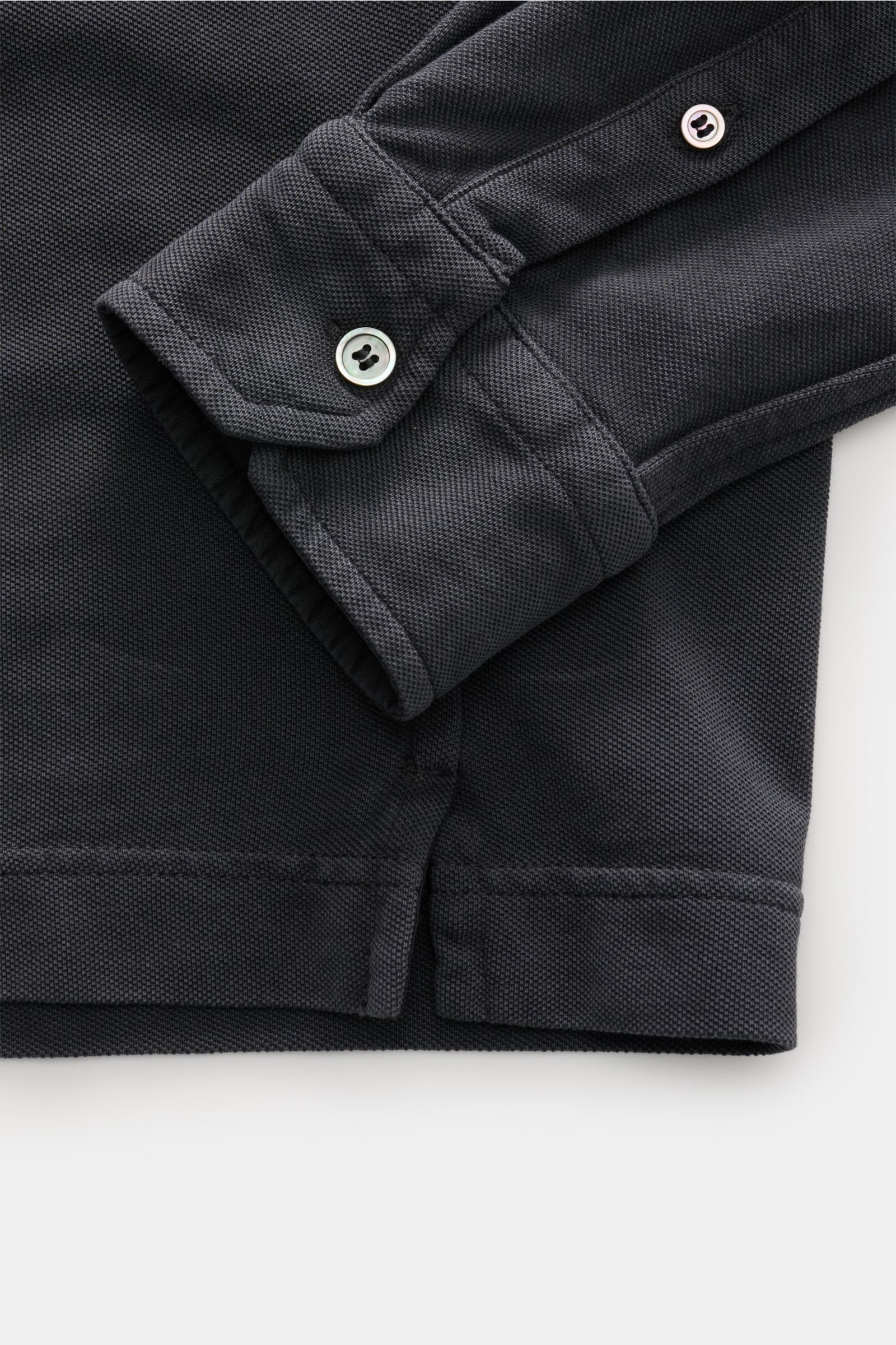 Nahaufnahme des dunkelgrauen Della Ciana Piqué-Hemd Haifisch-Kragen, sichtbar sind Manschette, Saumschlitze und Struktur des Baumwoll-Piqués.