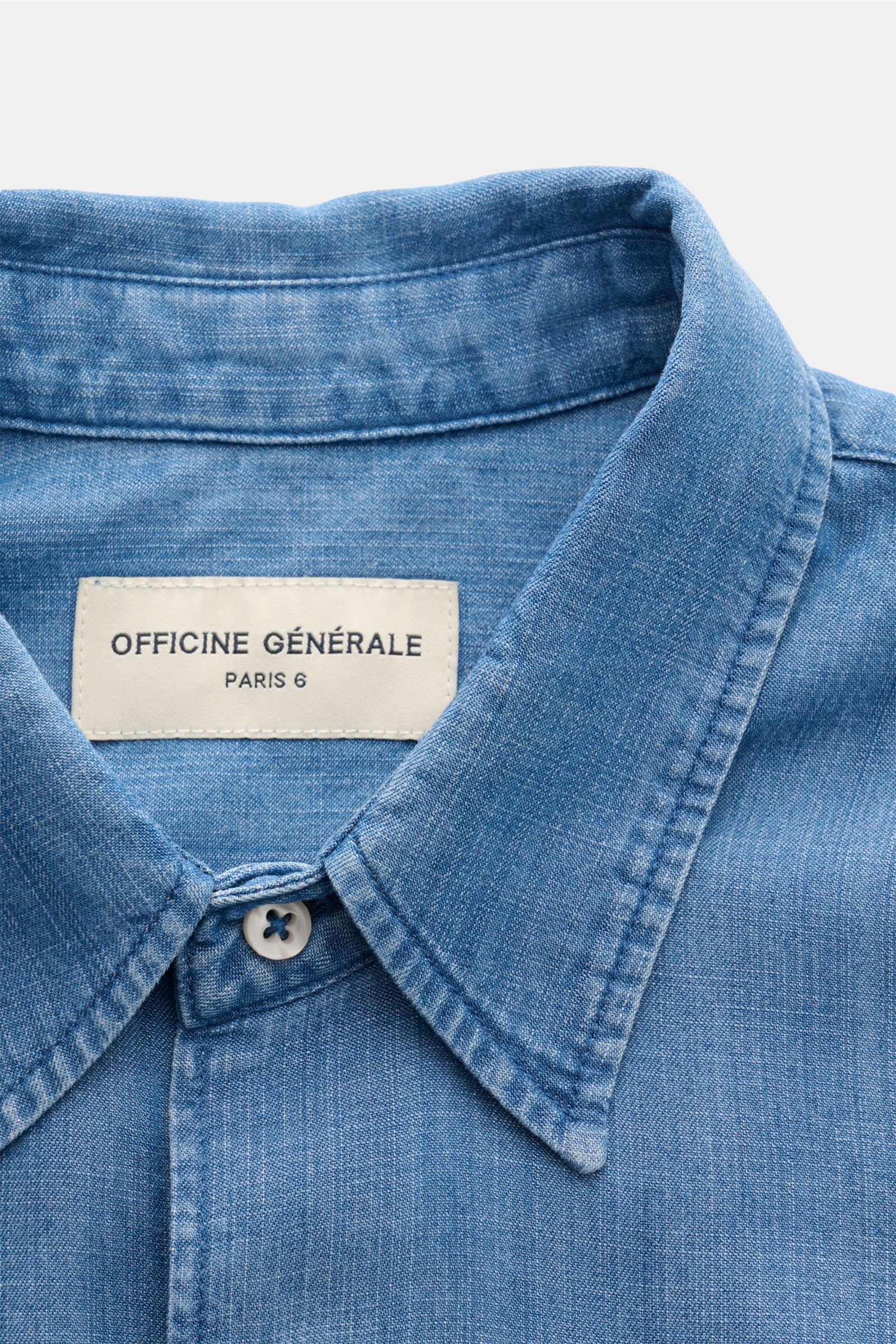 Nahaufnahme des Officine Générale Casual Hemd 'Guido' Kent-Kragen blau meliert aus Lyocell mit weichem Griff und französischer Knopfleiste.