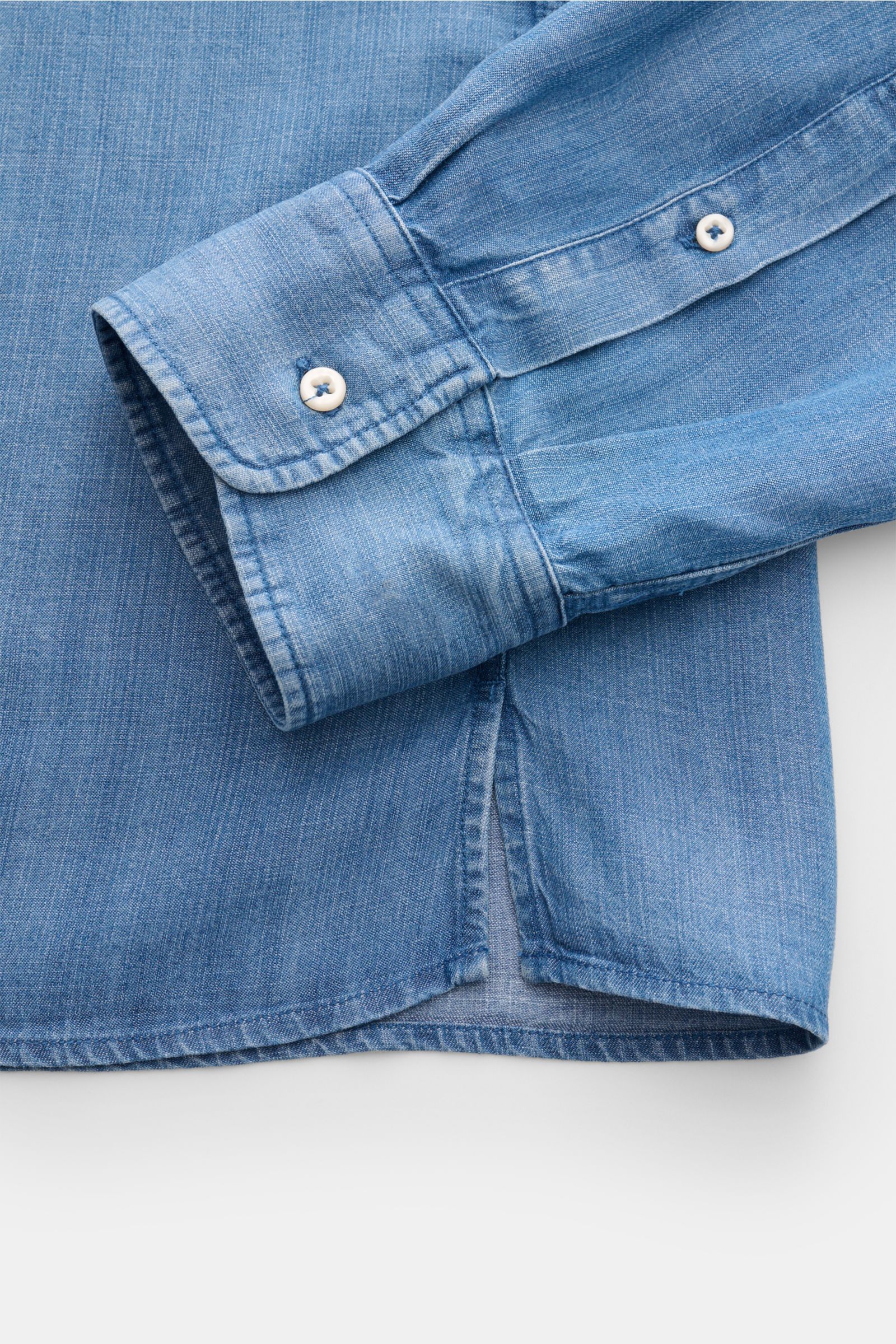 Detailansicht des Officine Générale Casual Hemd 'Guido' Kent-Kragen blau meliert mit weicher Leinwandbindung, klassischer Manschette und leicht gerundetem Saumverlauf.