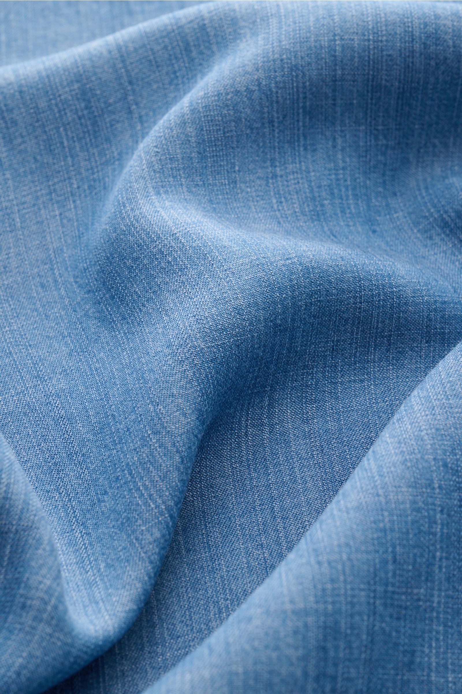 Nahaufnahme des blauen, melierten Officine Générale Casual Hemd 'Guido' Kent-Kragen im Denim-Look, weiche Lyocell-Leinwandbindung.