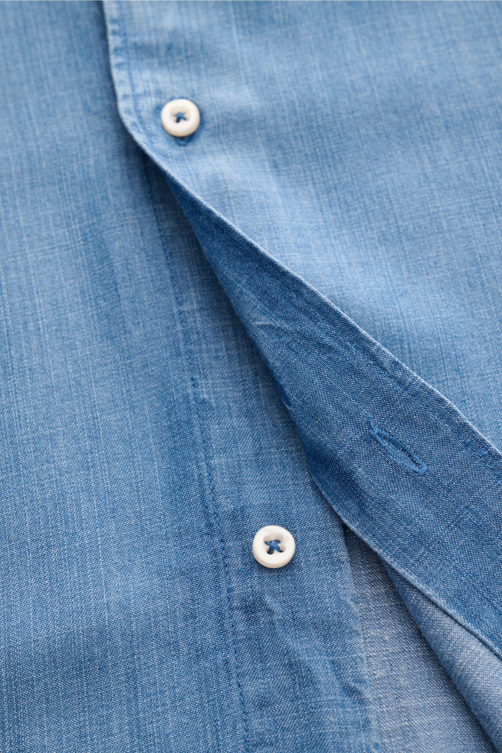 Officine Générale Casual Hemd 'Guido' Kent-Kragen blau meliert in Nahaufnahme, Leinwandbindung, französische Knopfleiste, weicher Griff.