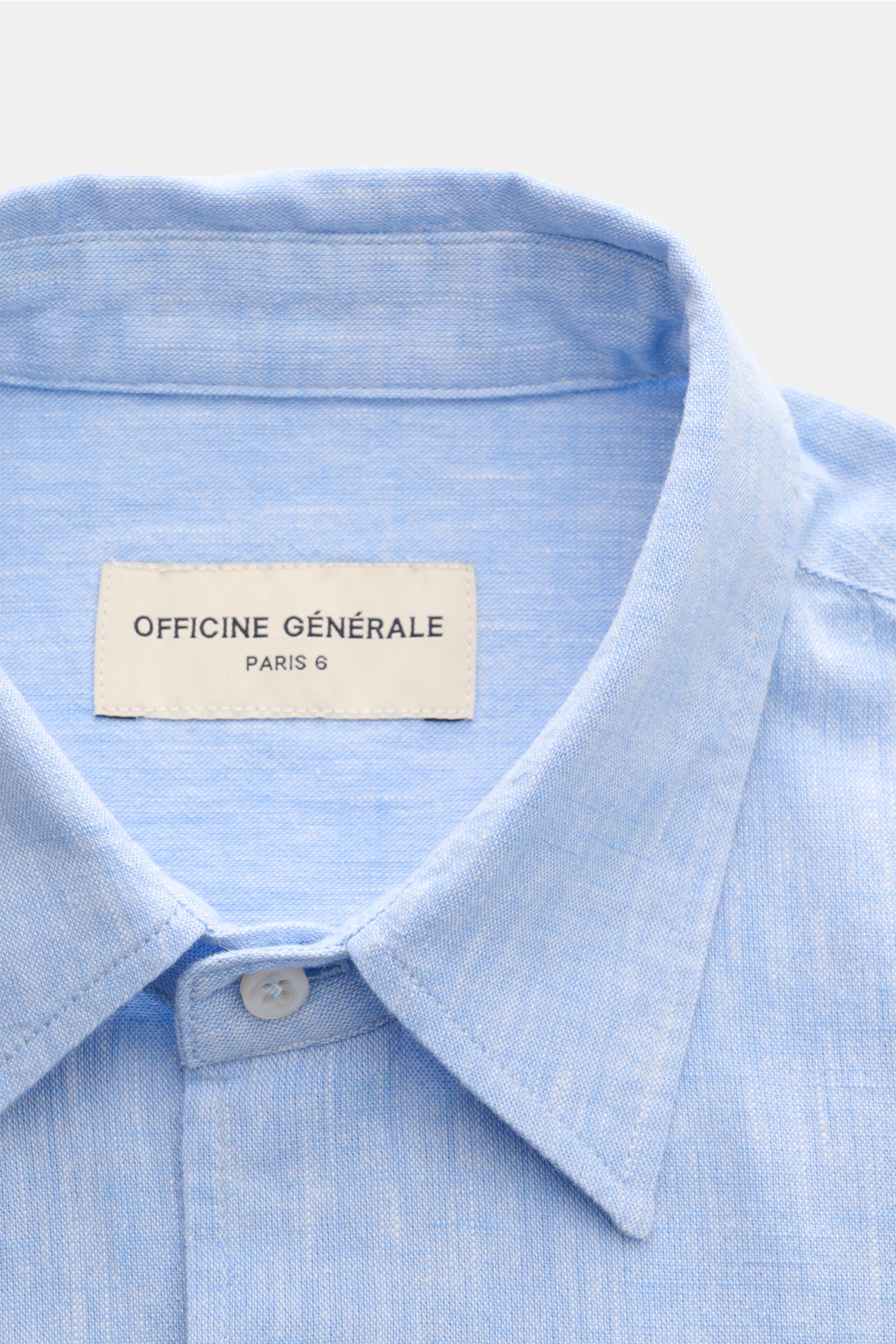 Alt-Tag (124 Zeichen): Nahaufnahme des hellblau melierten Officine Générale Casual Hemd 'Guido' mit Kent-Kragen aus weicher Baumwolle, Regular Fit.