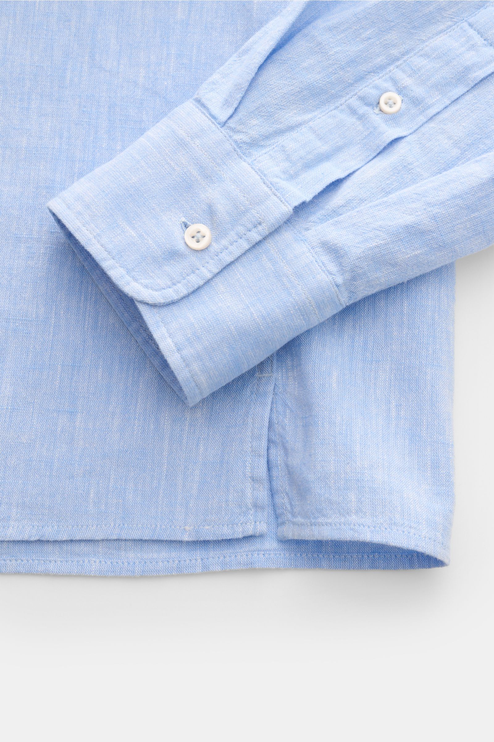 Officine Générale Casual Hemd 'Guido' Kent-Kragen hellblau meliert, Detailaufnahme Saum und Manschette, Baumwolle, Regular Fit, klassische Sportmanschette.