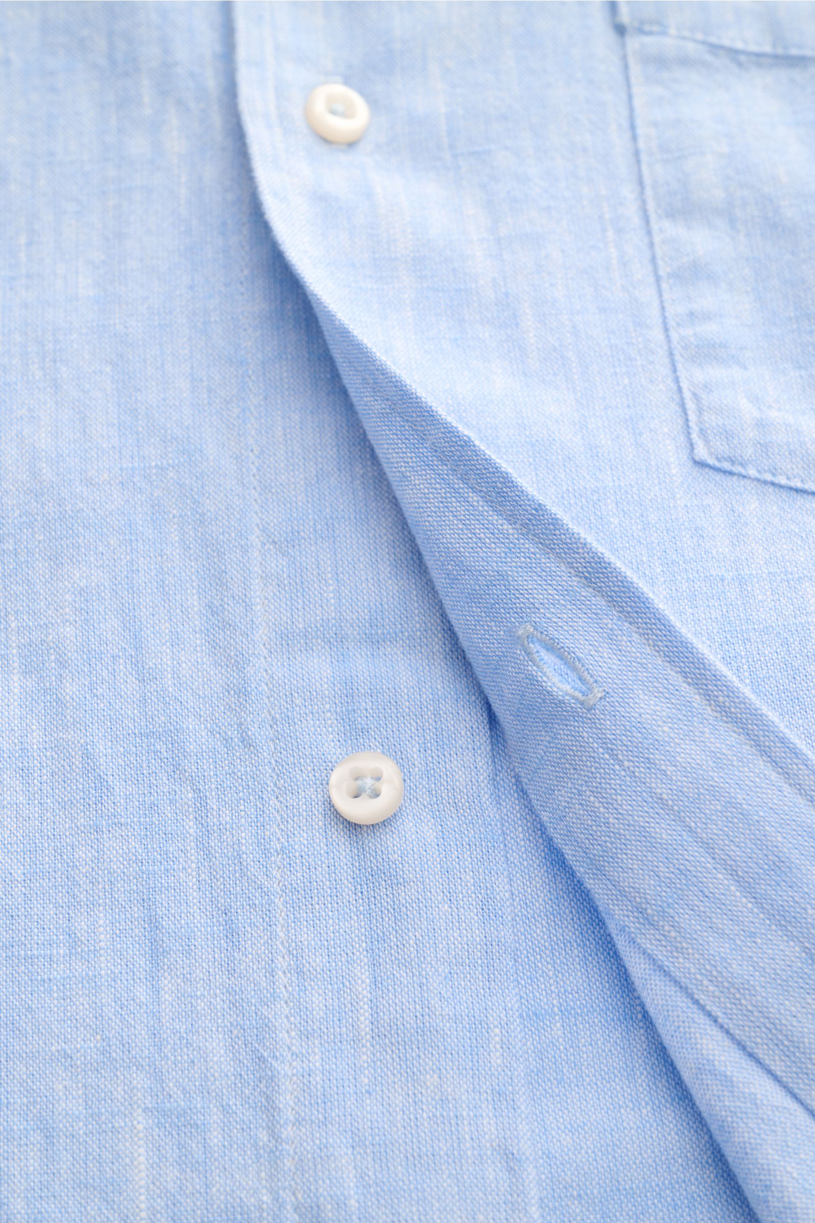 Officine Générale Casual Hemd 'Guido' Kent-Kragen hellblau meliert, Nahaufnahme frontale Perspektive, Leinwandbindung, weicher Griff, französische Knopfleiste.