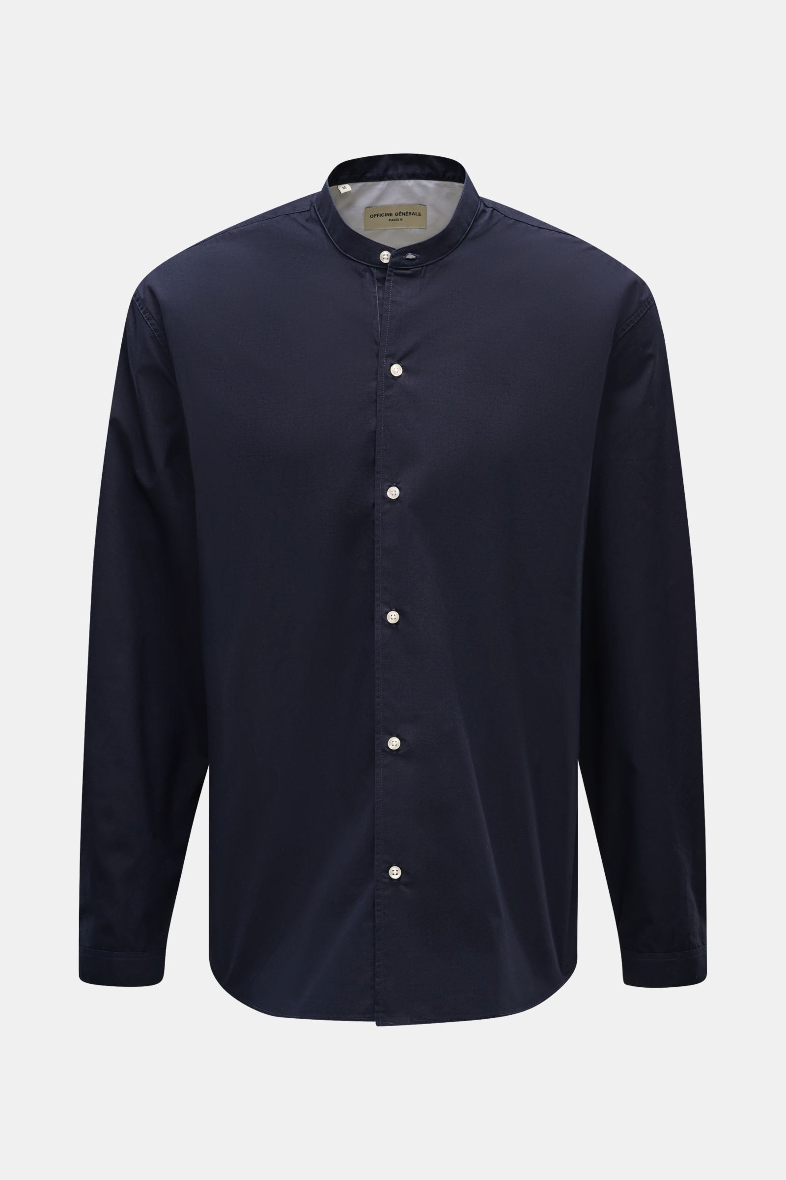 Frontale Nahaufnahme des Officine Générale Casual Hemd 'Jahlan' Grandad-Kragen navy aus weicher Baumwoll-Popeline mit französischer Knopfleiste.