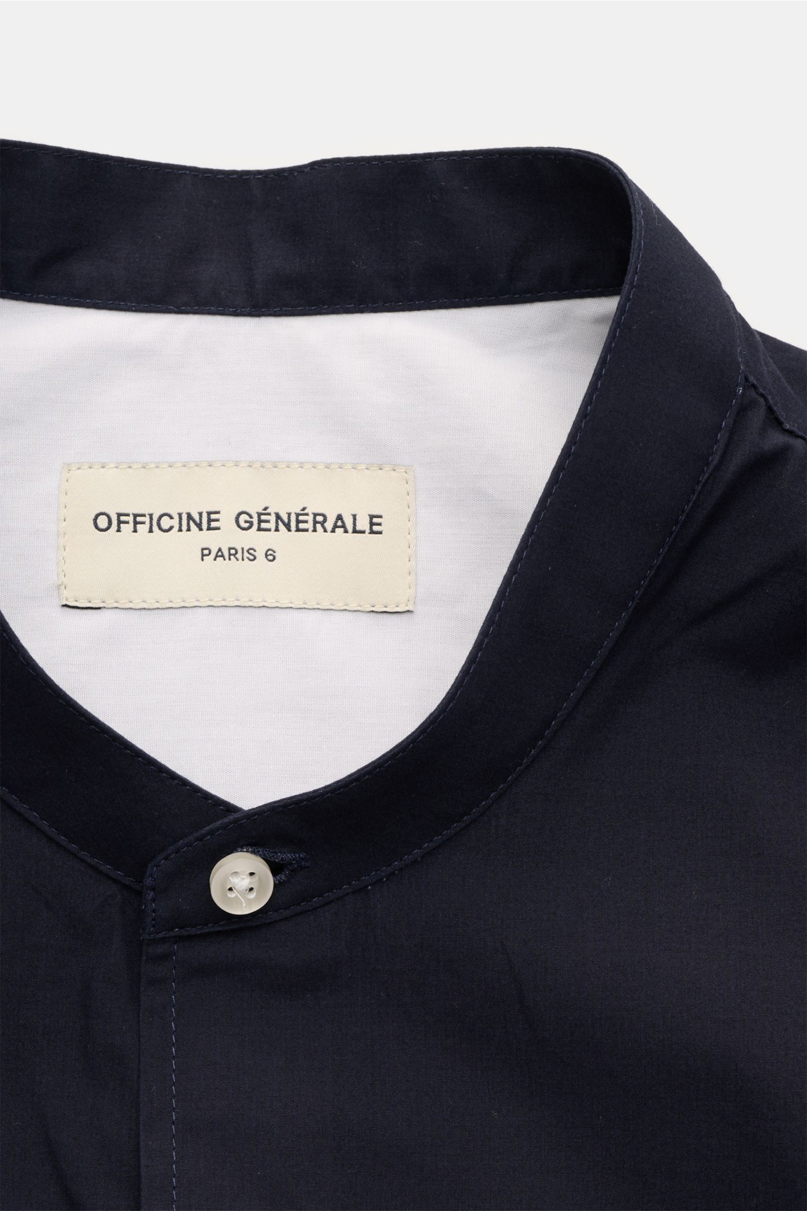 Nahaufnahme des Officine Générale Casual Hemd 'Jahlan' Grandad-Kragen navy aus Baumwoll-Popeline, Perspektive auf den Kragen mit französischer Knopfleiste und weichem Griff.