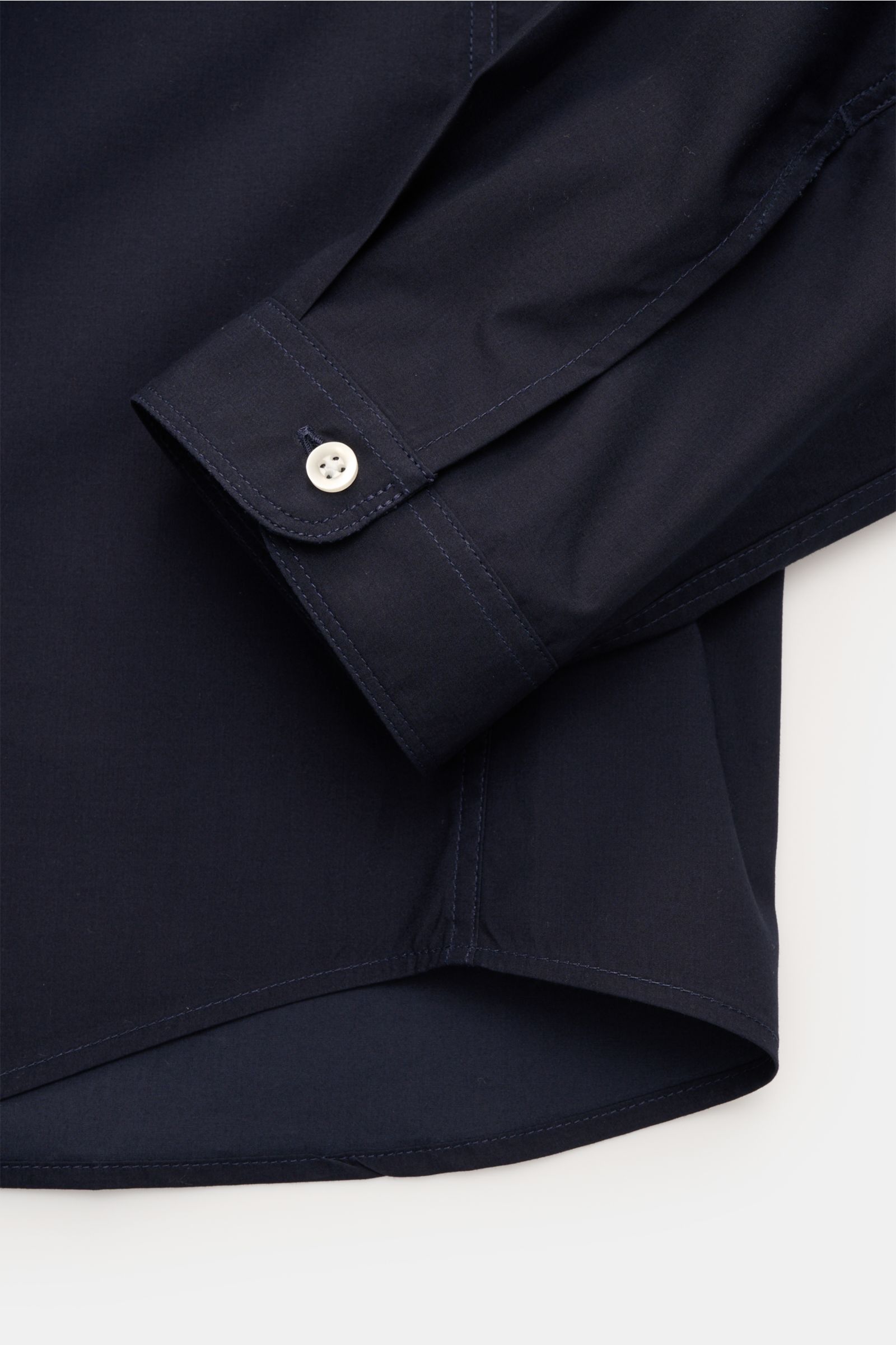 Officine Générale Casual Hemd 'Jahlan' Grandad-Kragen navy, Detailaufnahme von Ärmel und Saum, Baumwoll-Popeline, soft, Regular Fit, französische Knopfleiste.