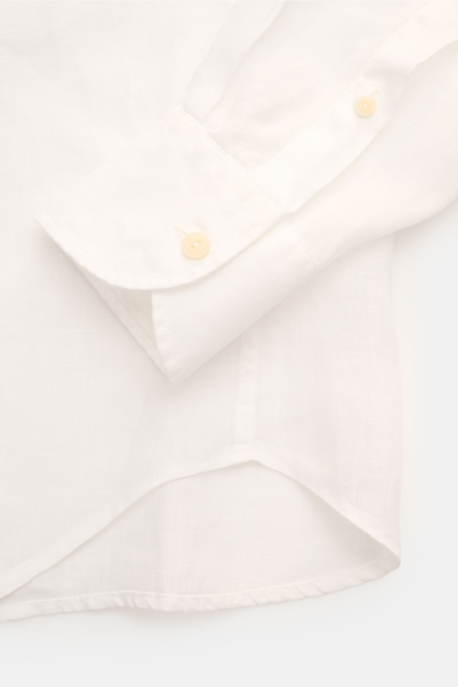 Close-up of the cuff and rounded hem of MC2 Saint Barth Linen shirt 'Pamplona' shark collar white, photographed from the front angle.

With this airy, lightweight shirt in pure linen, MC2 SAINT BARTH brings us a perfect piece for casual summer looks.