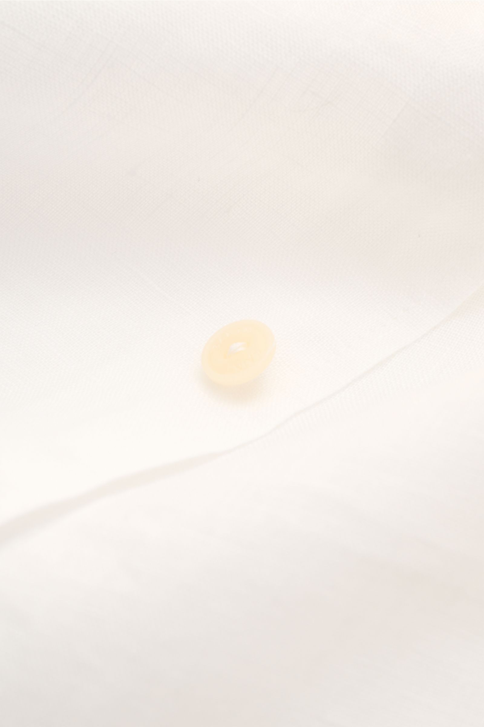 Close-up front view of MC2 Saint Barth Linen shirt 'Pamplona' shark collar white in lightweight pure linen with a cream button.

With this airy, lightweight shirt in pure linen, MC2 SAINT BARTH brings us a perfect piece for casual summer looks.
