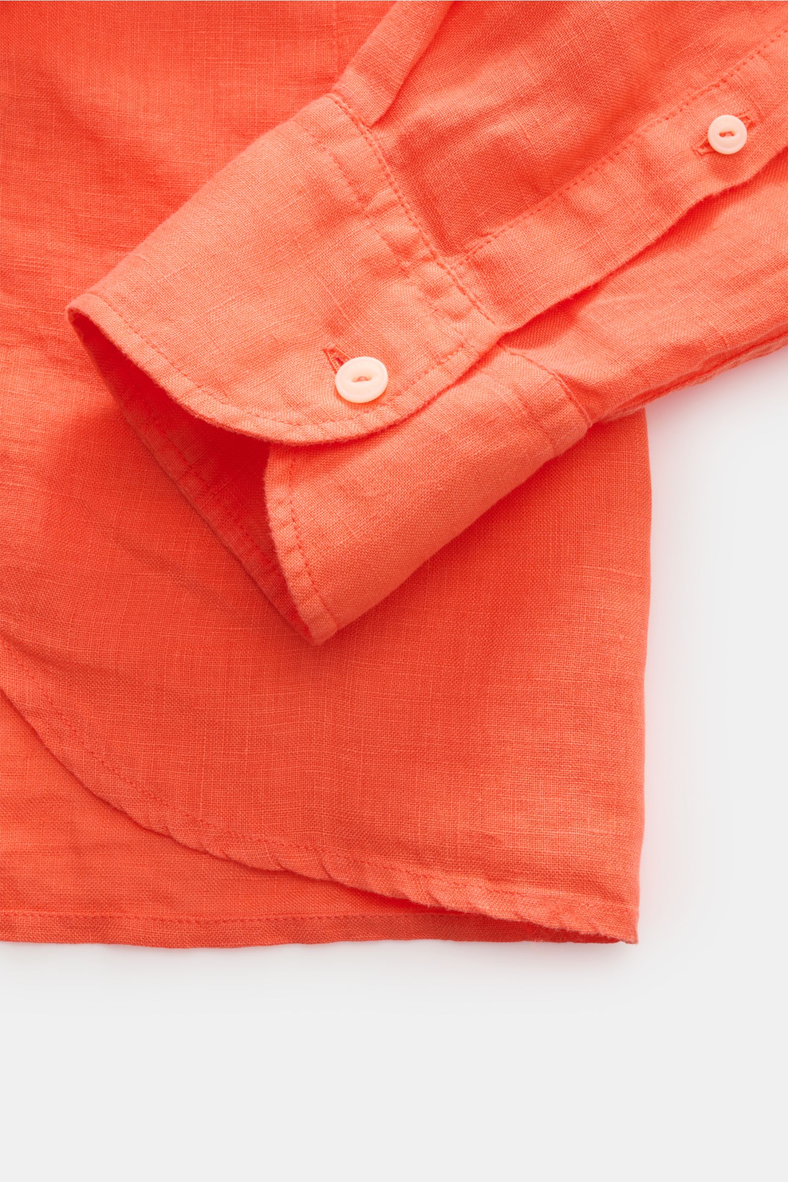 MC2 Saint Barth Leinenhemd 'Pamplona' Haifisch-Kragen orange, Detailansicht Manschette mit Knopf, Slim Fit, weiches Leinen, gerundeter Saum.