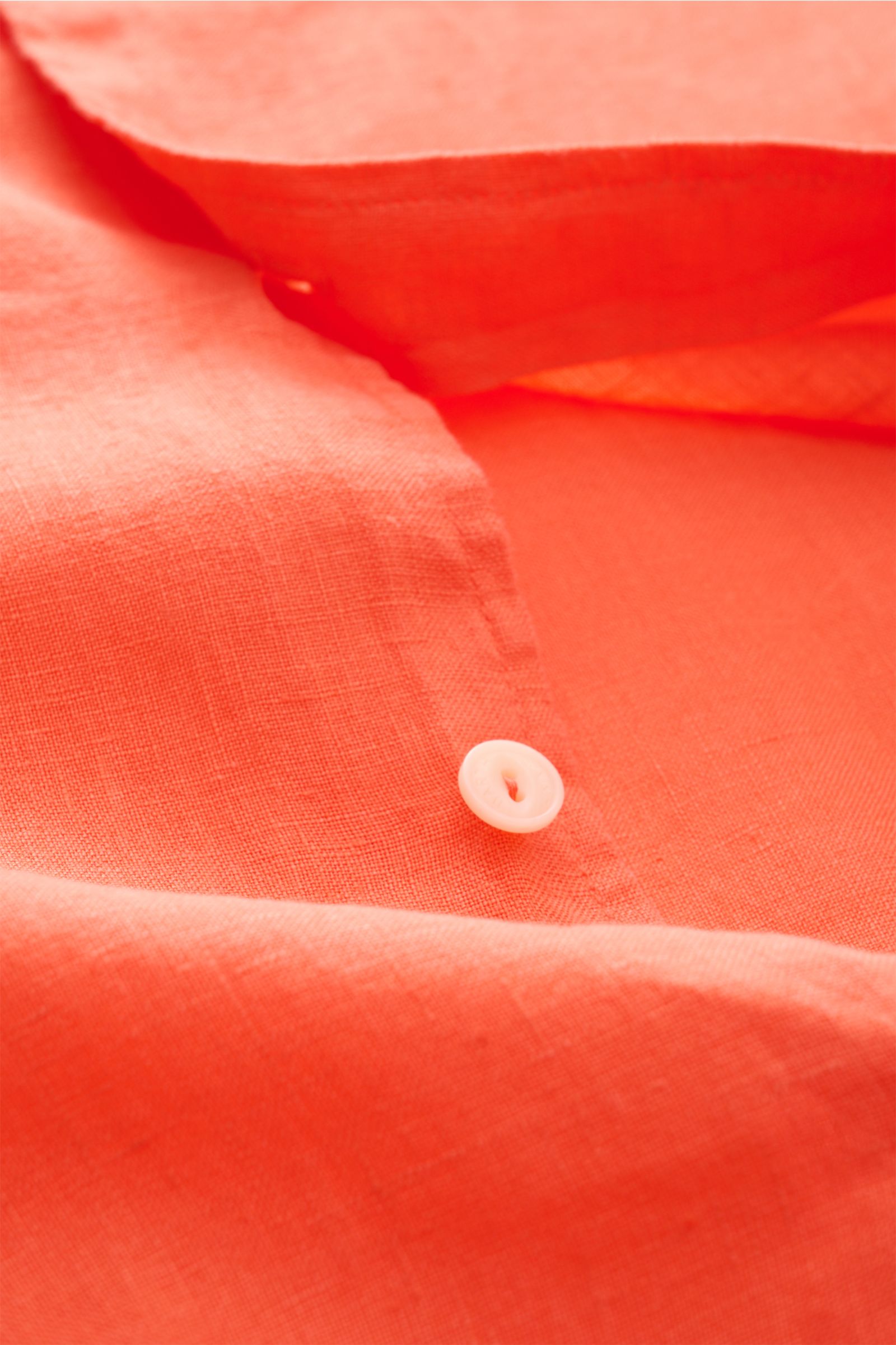 Nahaufnahme des MC2 Saint Barth Leinenhemds 'Pamplona' Haifisch-Kragen orange, frontal fotografiert, zeigt Leinwandbindung, weichen Griff und Knopfleiste.