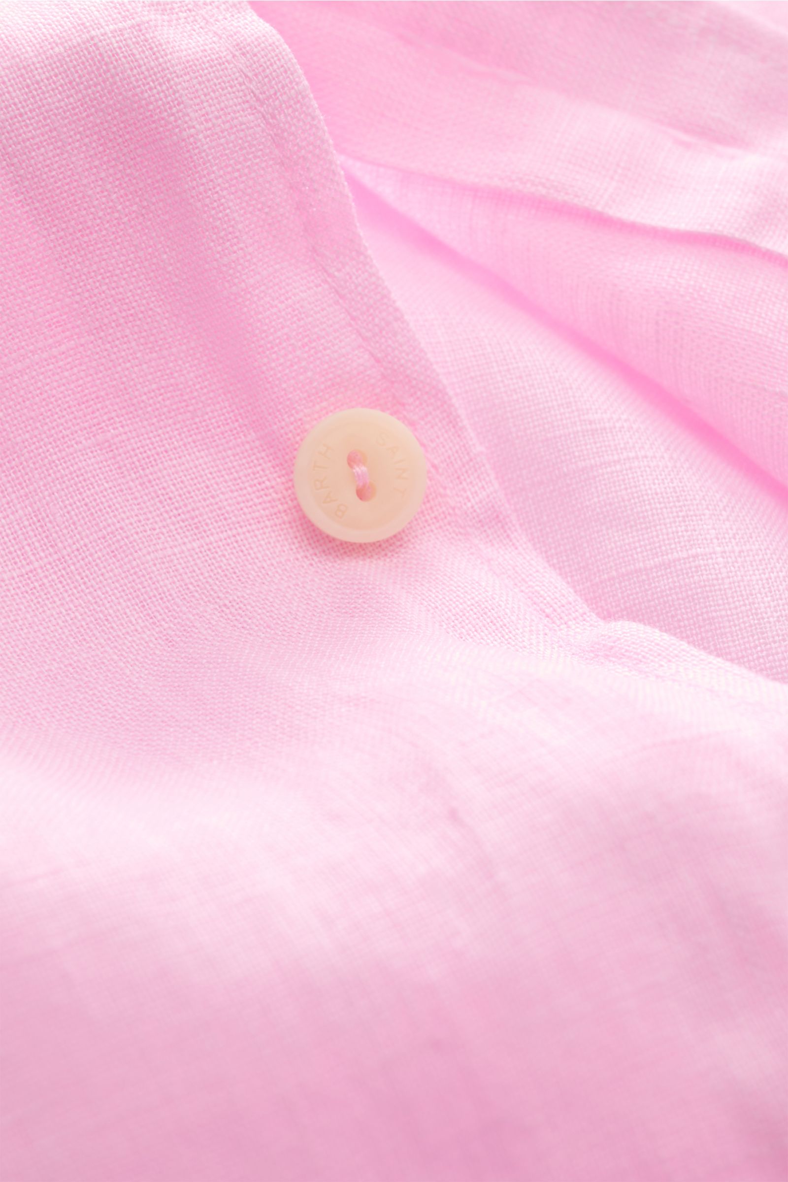 MC2 Saint Barth Leinenhemd 'Pamplona' Haifisch-Kragen rosé, Detailaufnahme von Knopf und Leinwandbindung, Slim Fit, weicher Griff.