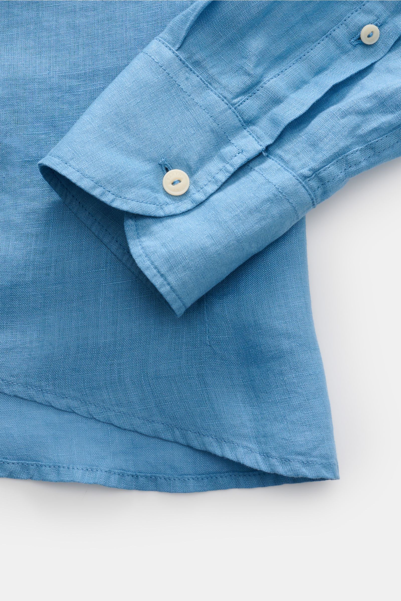 Nahaufnahme von Ärmel mit klassischer Sportmanschette und Knopf des MC2 Saint Barth Leinenhemds 'Pamplona' Haifisch-Kragen rauchblau aus weichem, luftigen Leinen in Slim Fit.