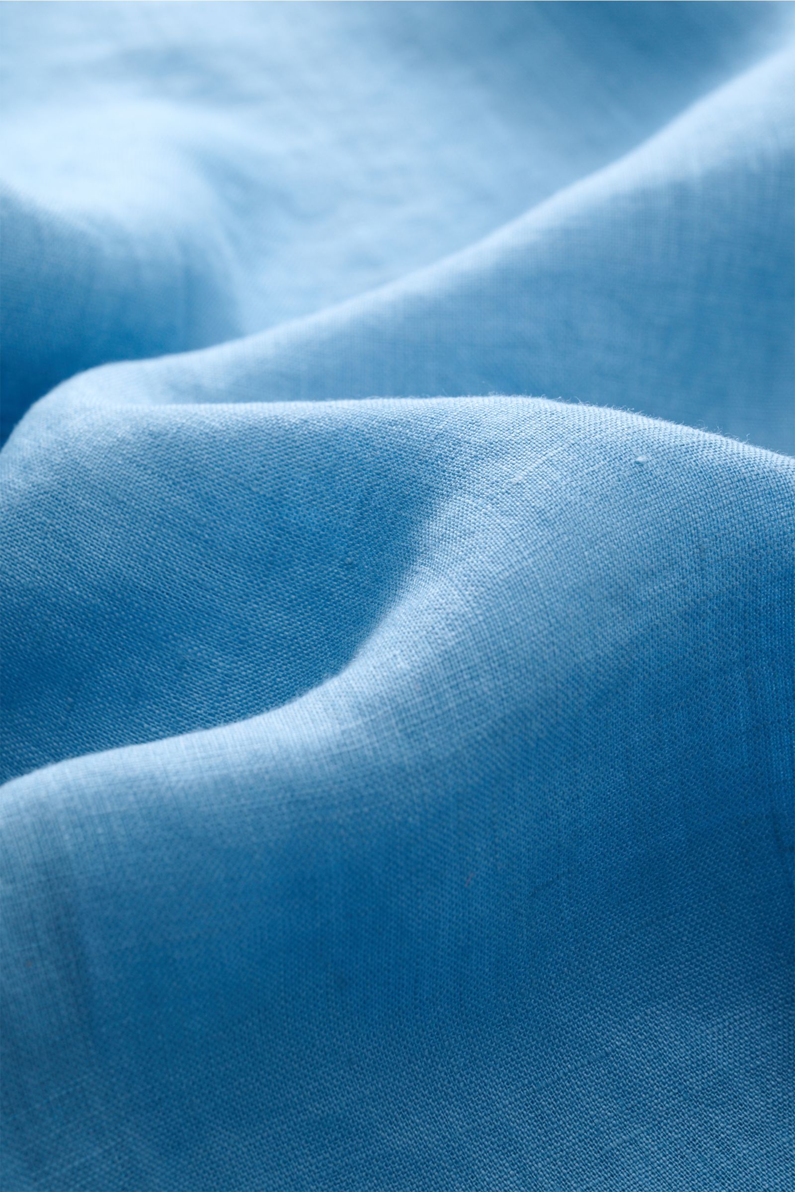 MC2 Saint Barth Leinenhemd 'Pamplona' Haifisch-Kragen rauchblau, Slim Fit, Leinwandbindung, weicher Griff, französische Knopfleiste, Sportmanschette, gerundeter Saum, Seitennaht-Stitching, von vorne fotografiert.