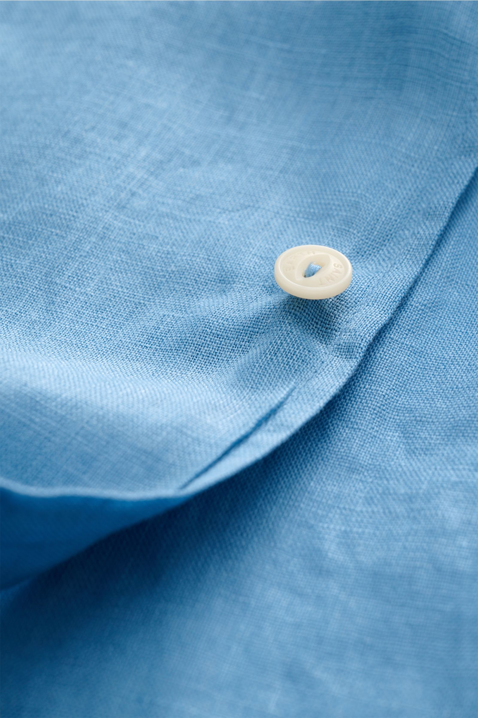 Nahaufnahme von Knopf und feiner Leinwandbindung des MC2 Saint Barth Leinenhemd 'Pamplona' Haifisch-Kragen rauchblau, Slim Fit, weicher Griff.