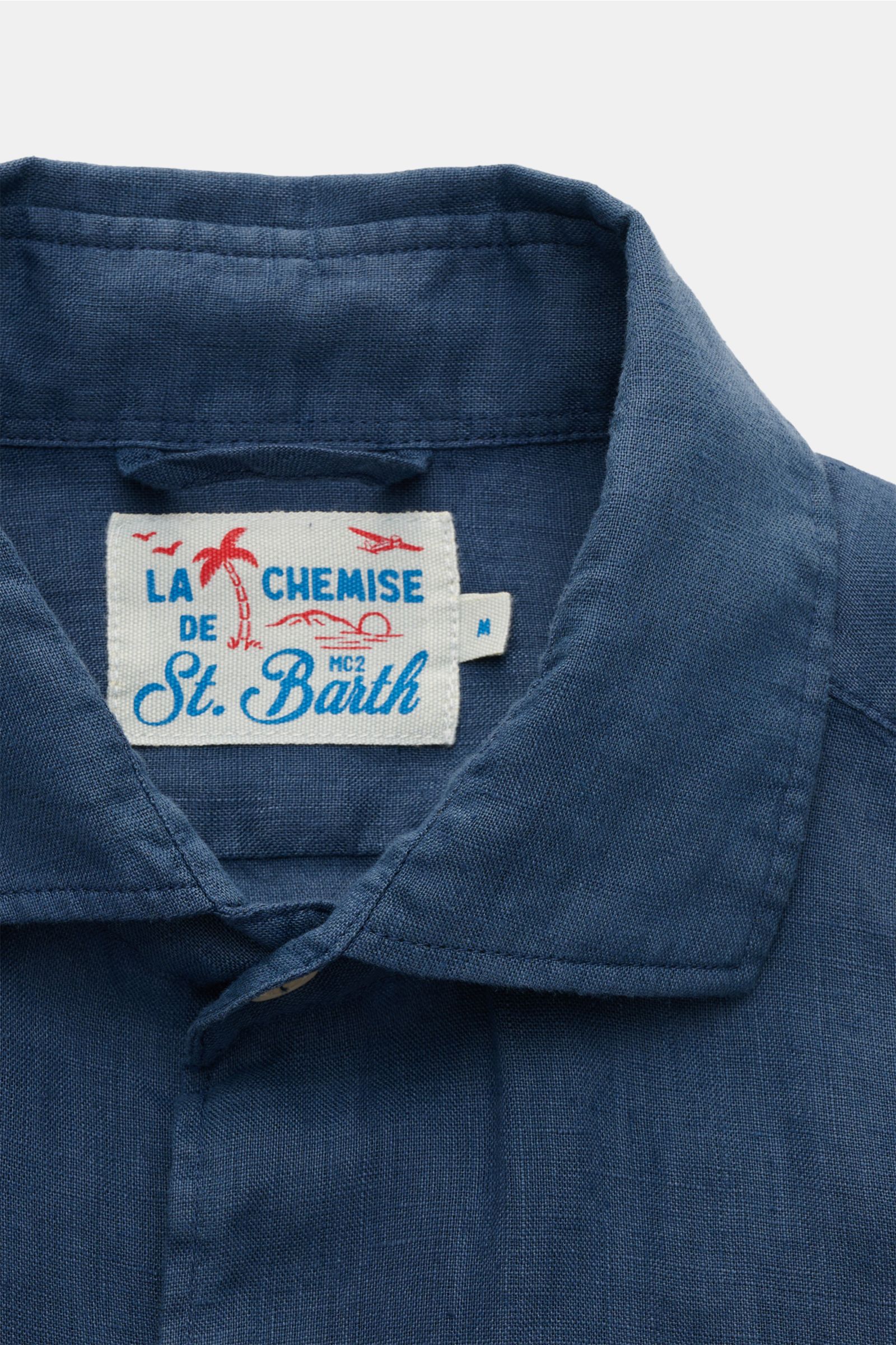 Close-up front view of MC2 Saint Barth Linen shirt 'Pamplona' shark collar grey-blue showing collar and brand label on lightweight linen fabric.

With this airy, lightweight shirt in pure linen, MC2 SAINT BARTH brings us a perfect piece for casual summ