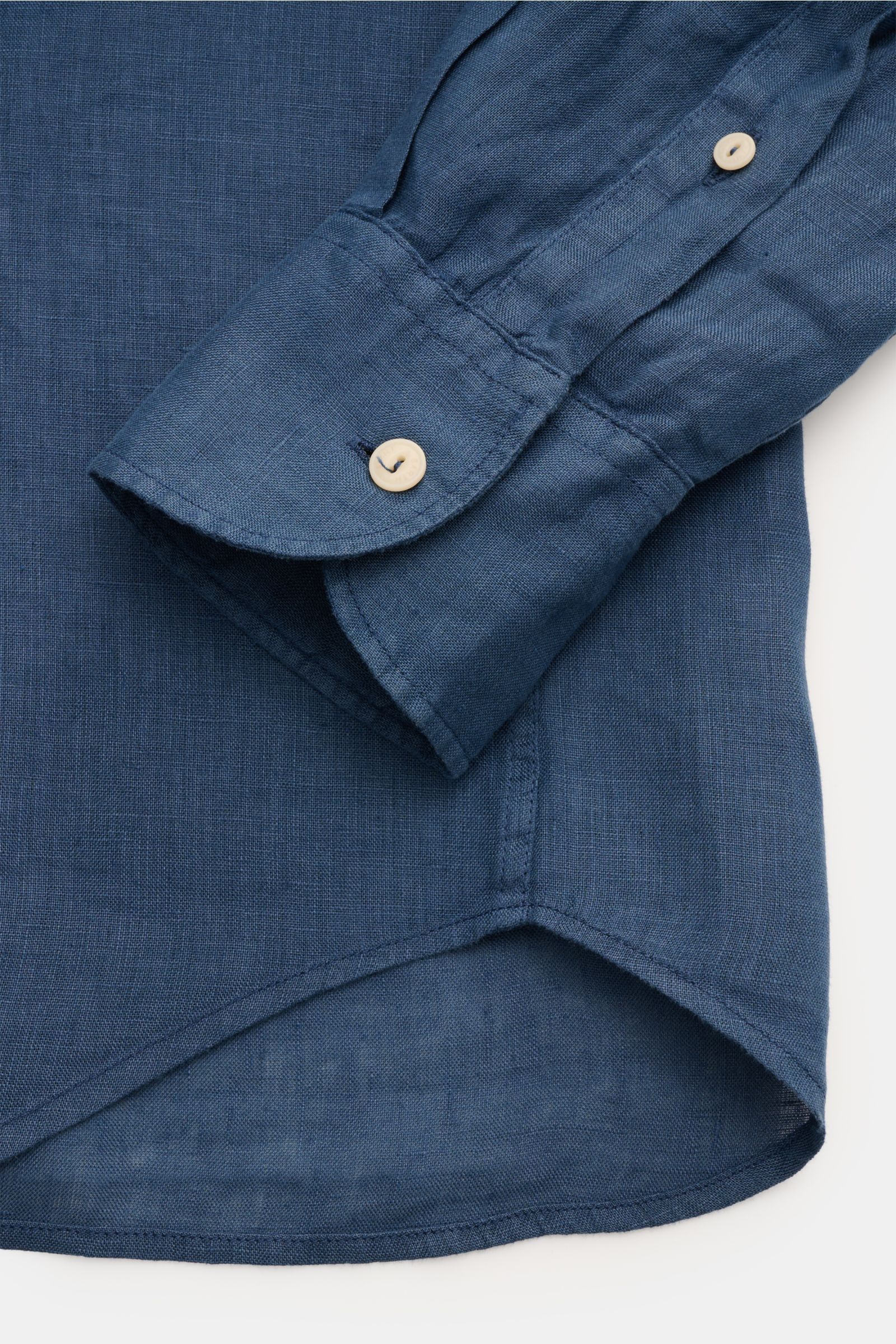 Close-up view of the cuff and rounded hem of the MC2 Saint Barth Linen shirt 'Pamplona' shark collar grey-blue, showing linen texture and button detail.

With this airy, lightweight shirt in pure linen, MC2 SAINT BARTH brings us a perfect piece for cas