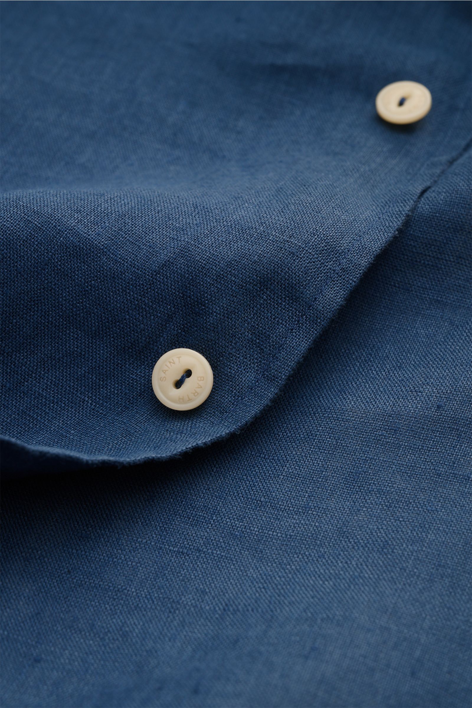 Close-up front view of MC2 Saint Barth Linen shirt 'Pamplona' shark collar grey-blue showing fabric texture and cream buttons.

With this airy, lightweight shirt in pure linen, MC2 SAINT BARTH brings us a perfect piece for casual summer looks.

