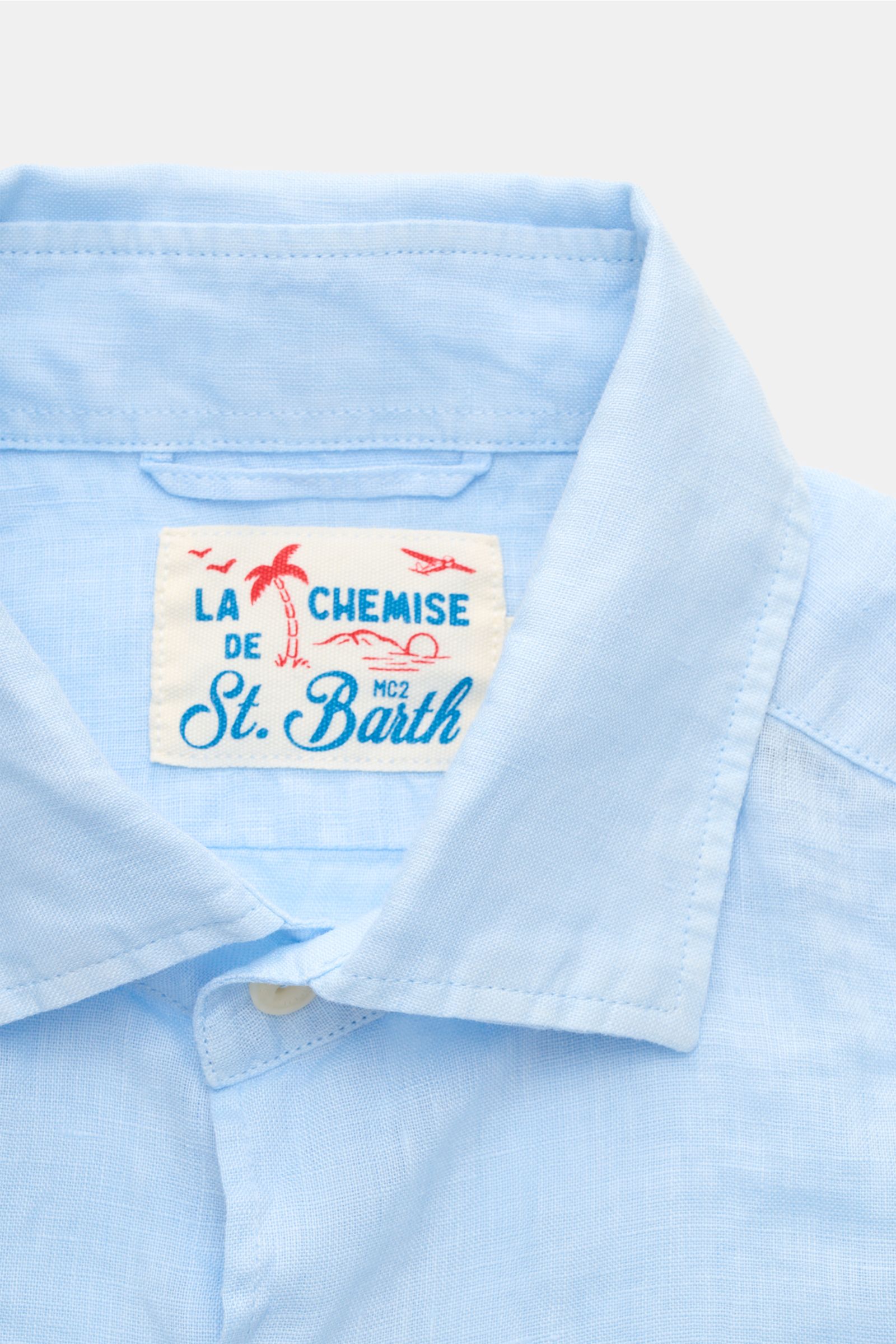 MC2 Saint Barth Leinenhemd 'Pamplona' Haifisch-Kragen hellblau, Nahaufnahme von oben, weiches Slim Fit Leinen mit französischer Knopfleiste.
