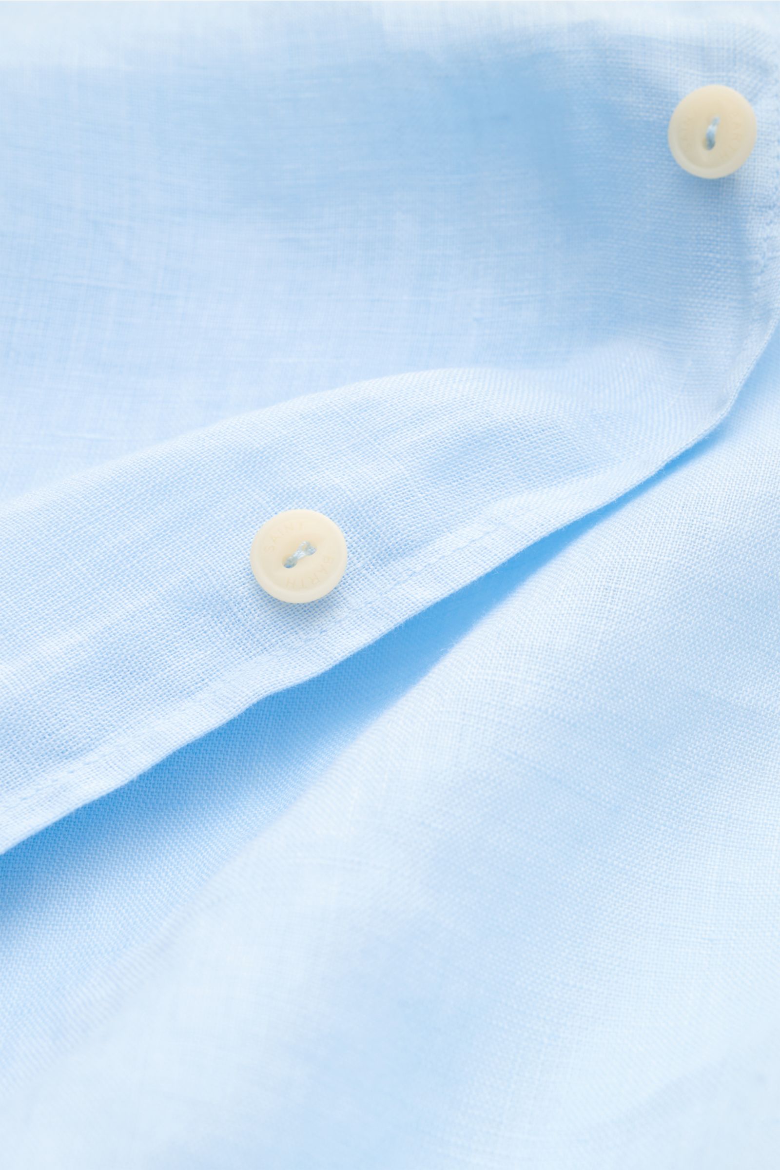 Close-up front view of MC2 Saint Barth Linen shirt 'Pamplona' shark collar light blue showing soft linen fabric and classic French buttons.

With this airy, lightweight shirt in pure linen, MC2 SAINT BARTH brings us a perfect piece for casual summer lo